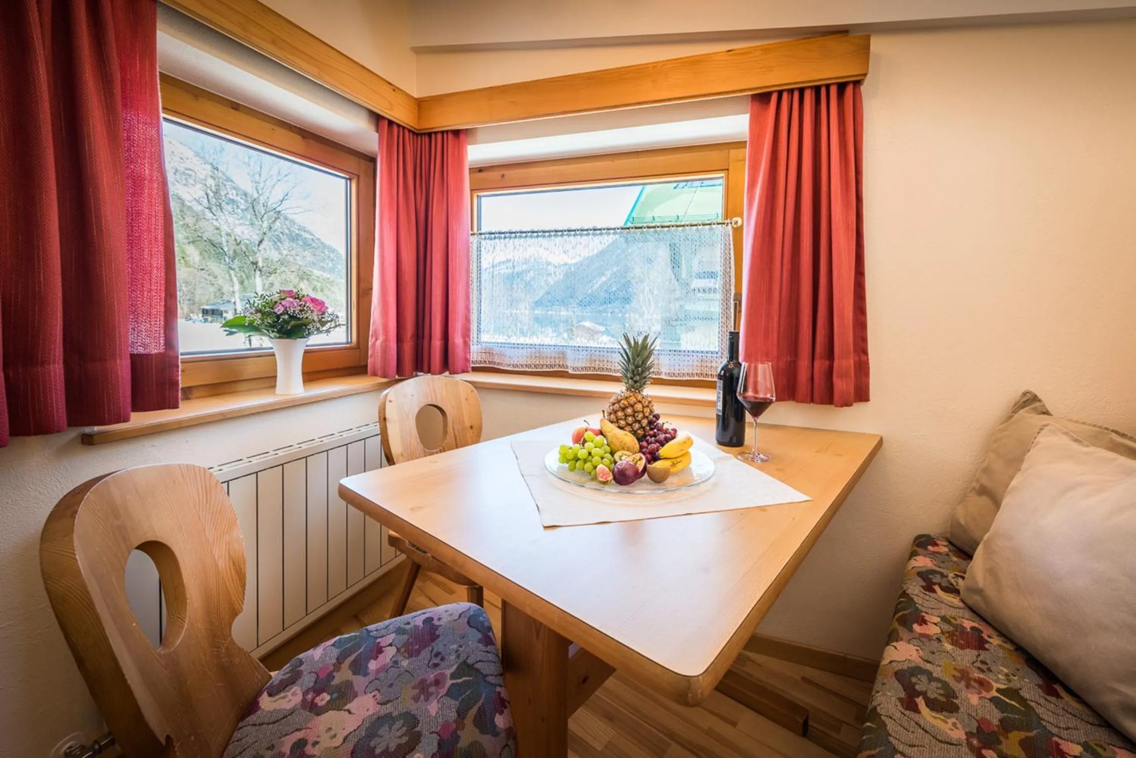 Dining area in Appartementhaus Alpenrose