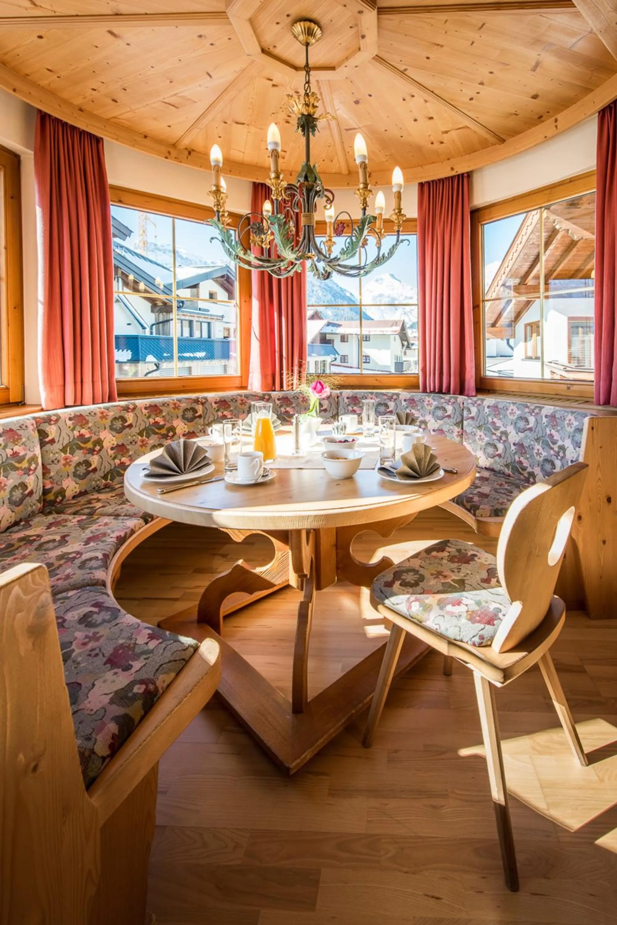 Dining area in Appartementhaus Alpenrose