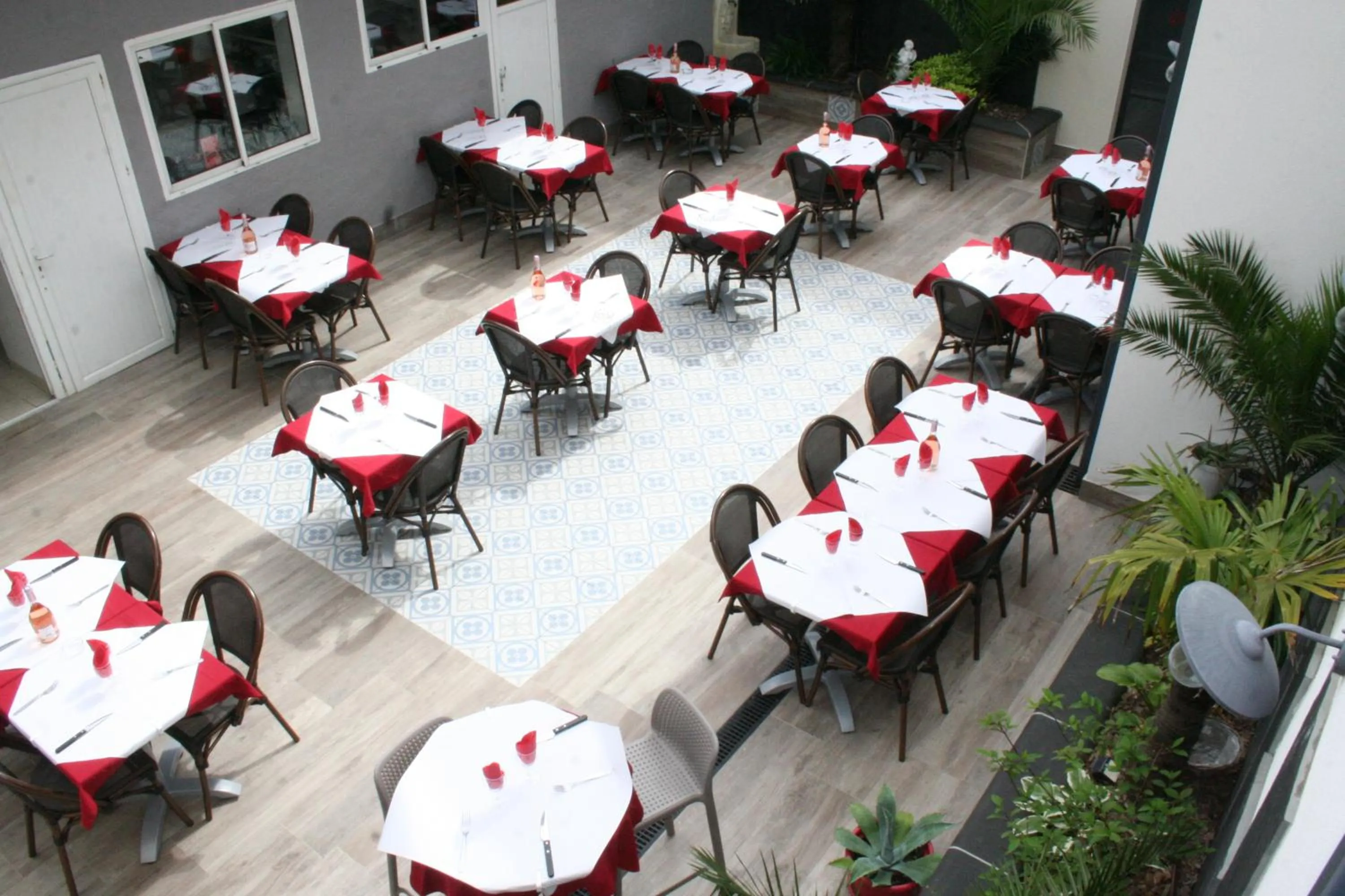 Patio in Hôtel Les Italiens