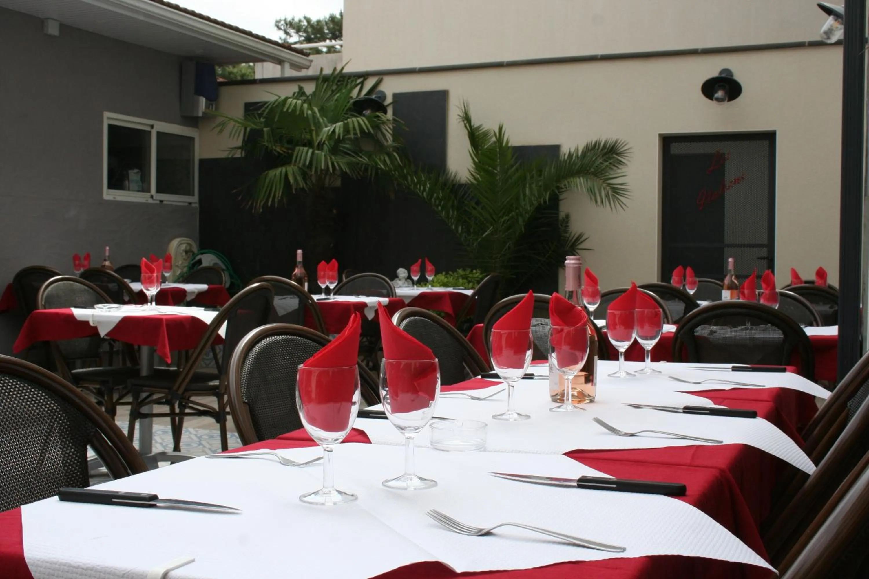 Patio in Hôtel Les Italiens
