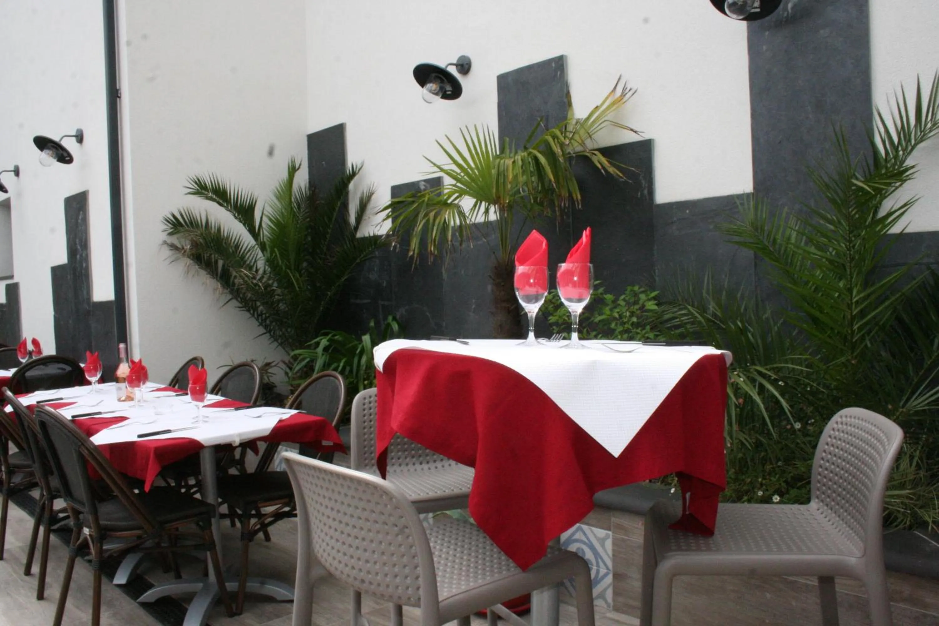 Patio in Hôtel Les Italiens
