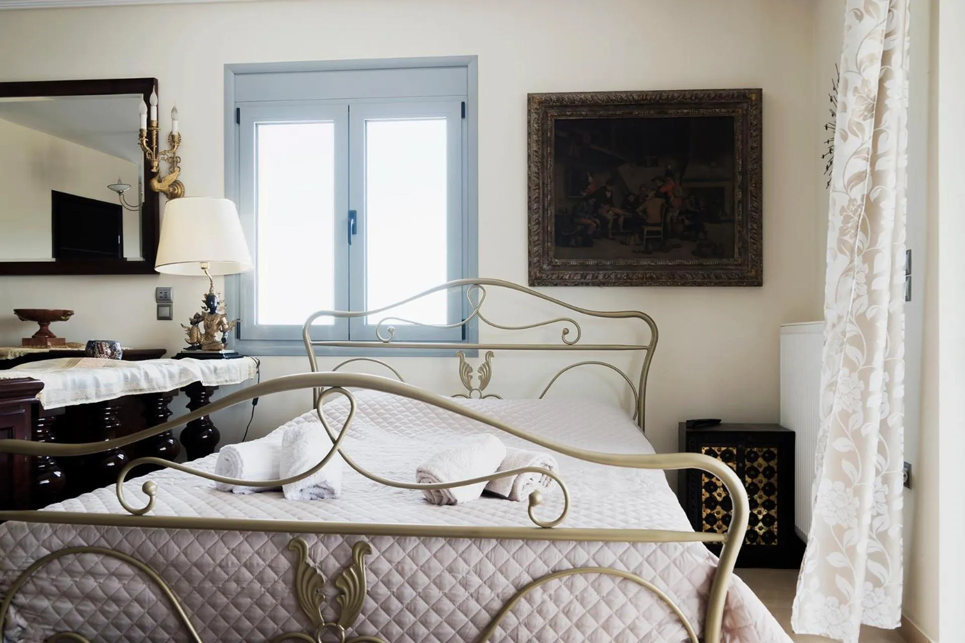 Bed in Villa d'Irene-near athens airport , 200 meters from the beach davis