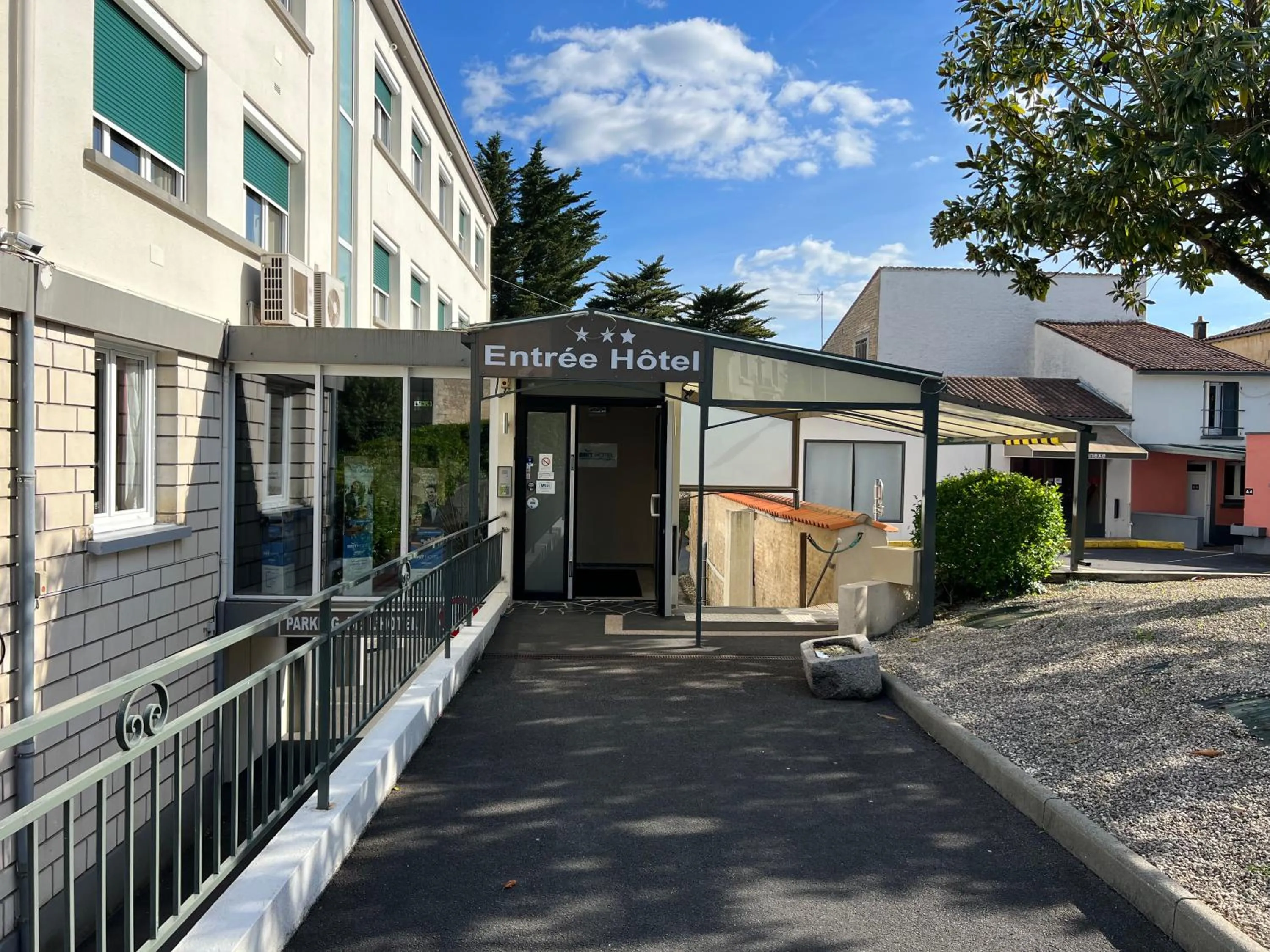 Lobby or reception in Brit Hotel du Parc Niort Centre-Parking gratuit