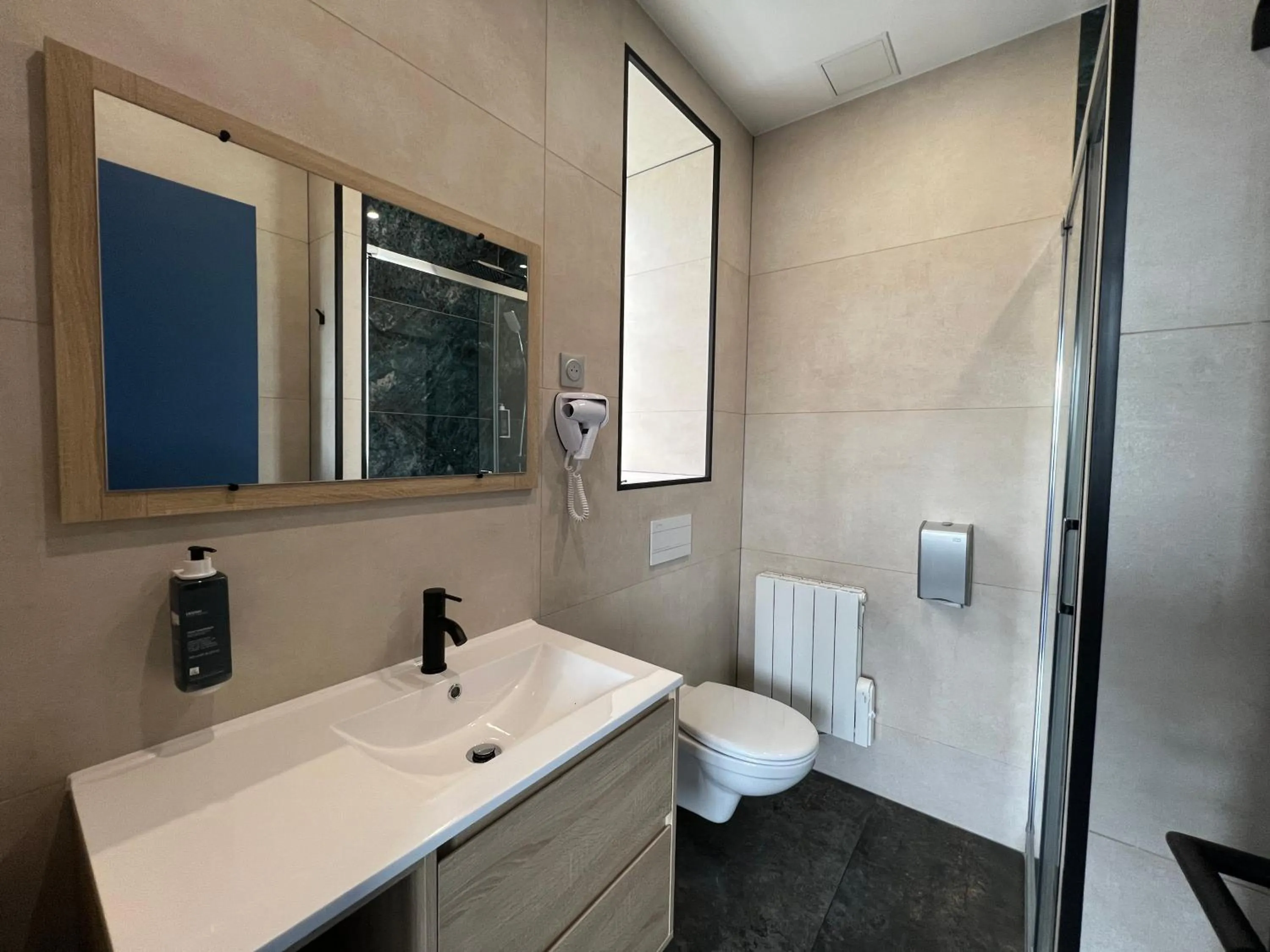 Bathroom in Brit Hotel du Parc Niort Centre-Parking gratuit