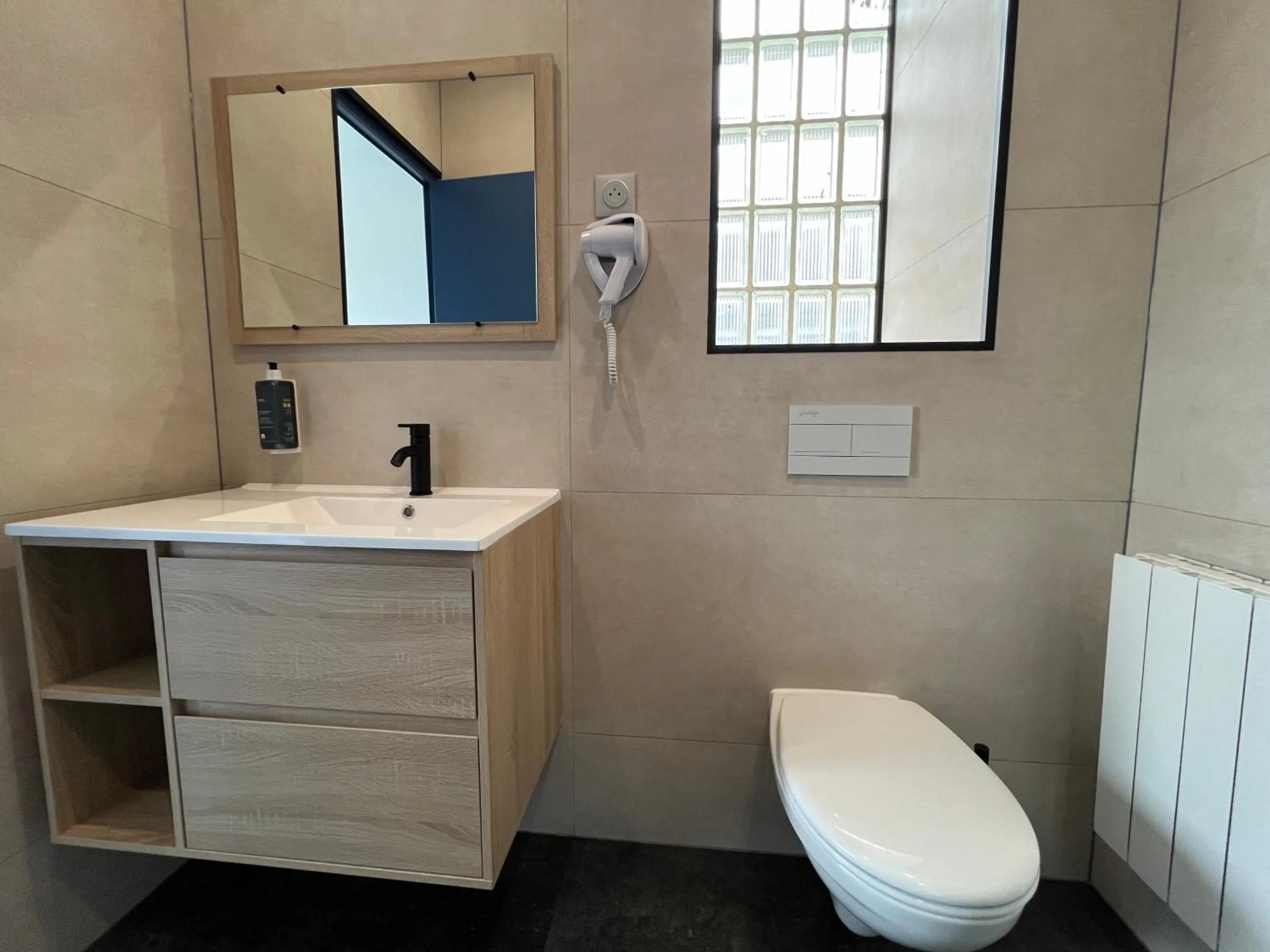 Bathroom in Brit Hotel du Parc Niort Centre-Parking gratuit