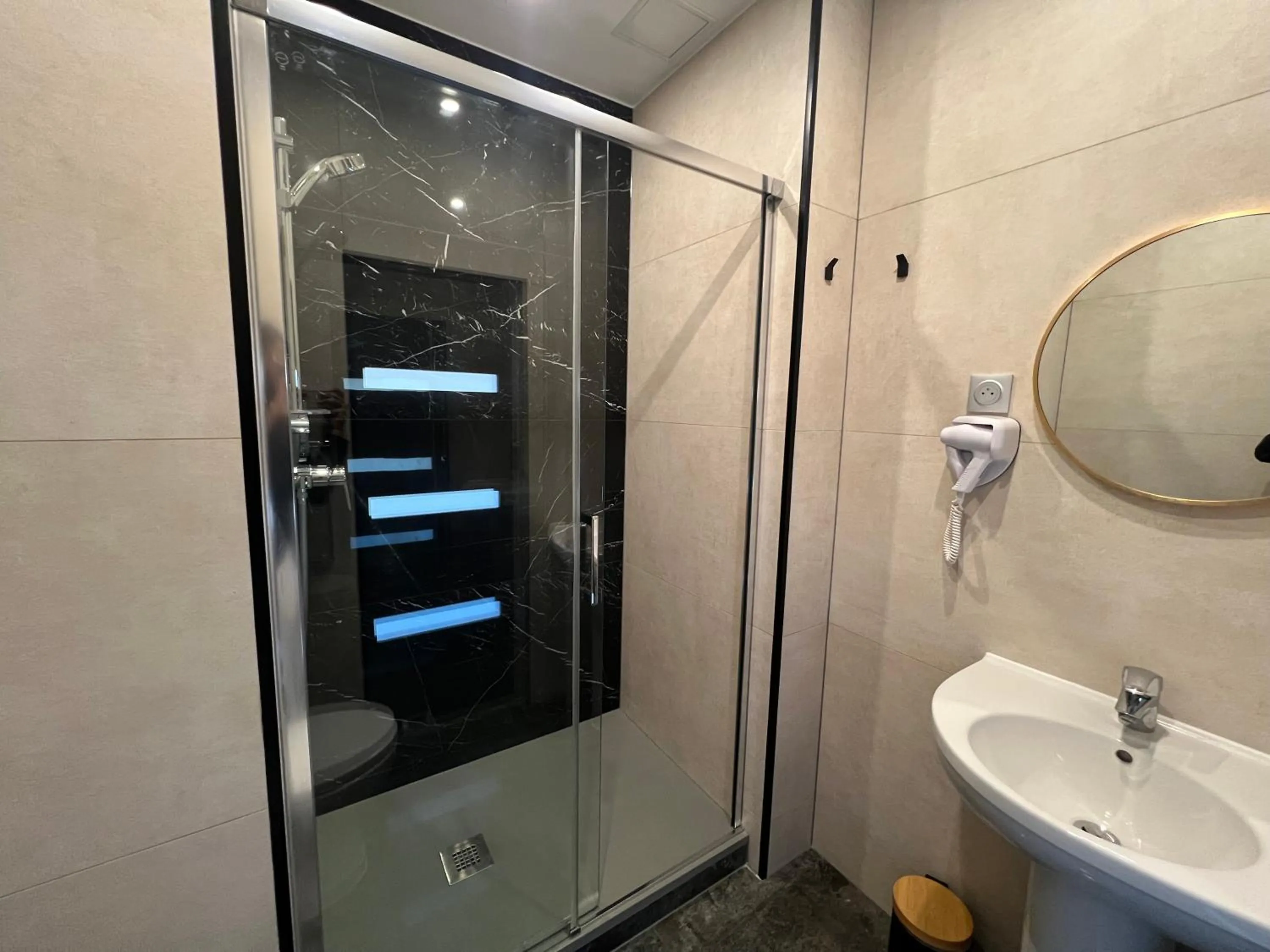 Bathroom in Brit Hotel du Parc Niort Centre-Parking gratuit