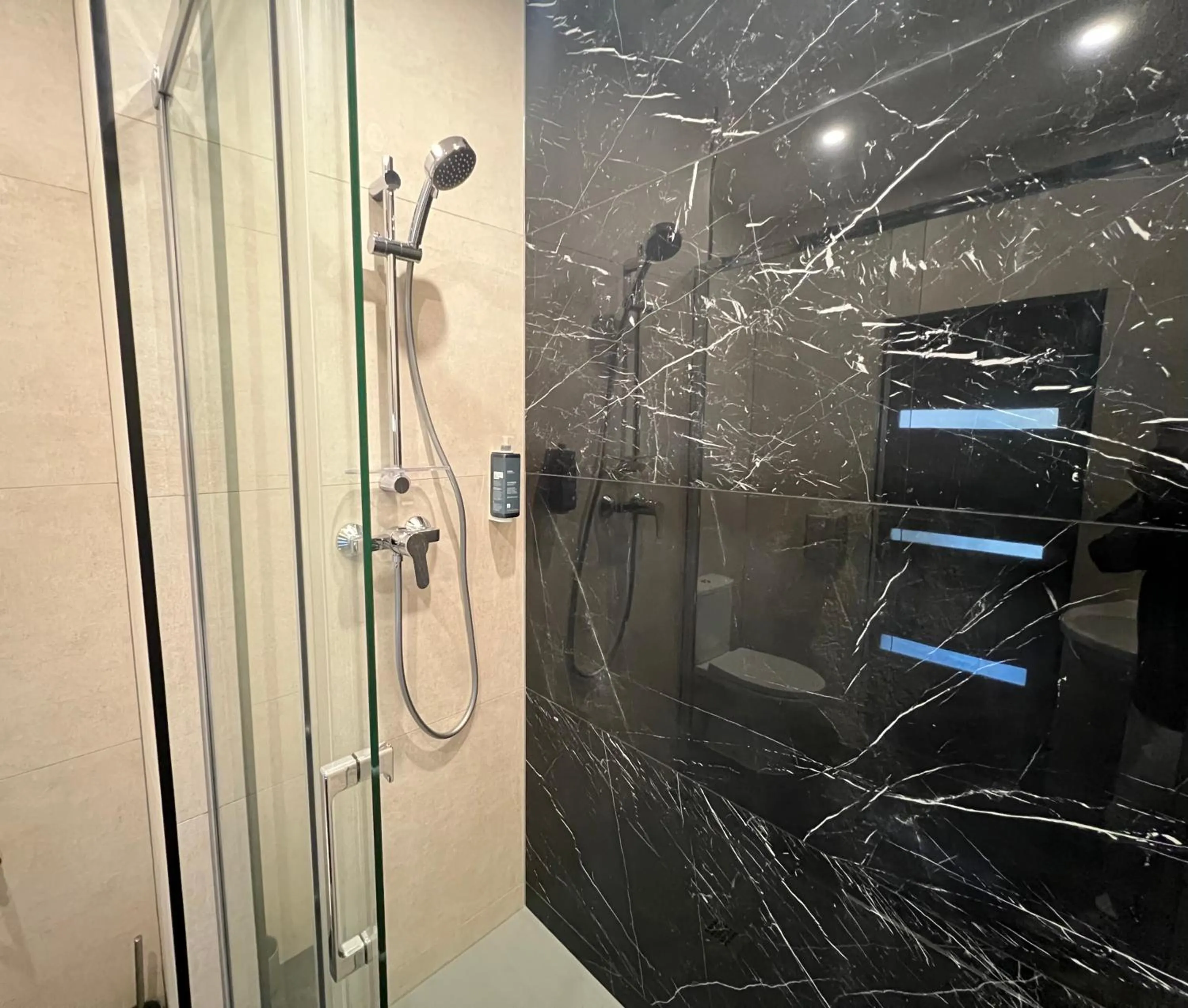Shower in Brit Hotel du Parc Niort Centre-Parking gratuit
