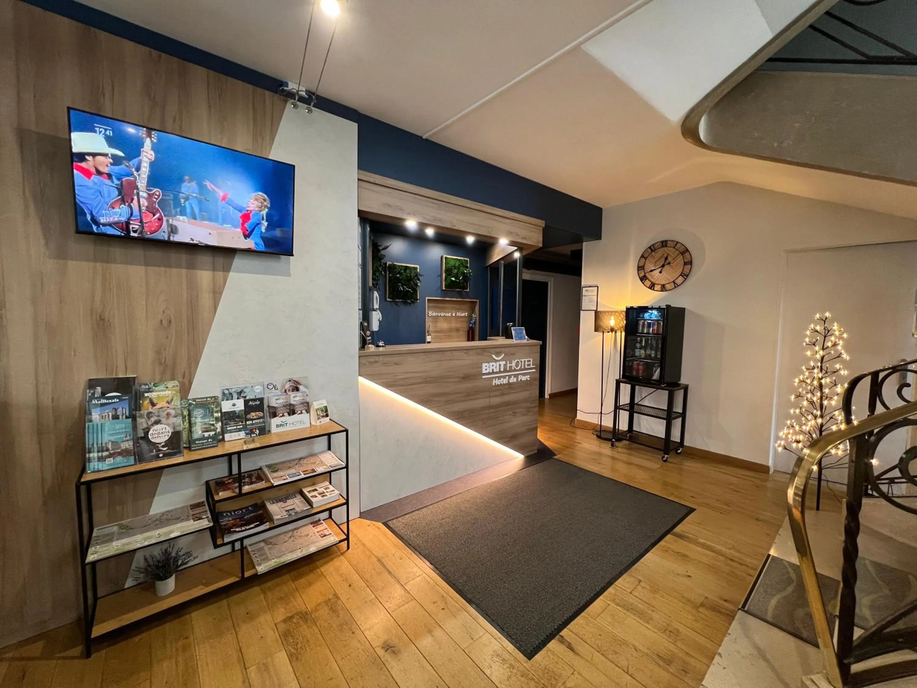 Lobby or reception in Brit Hotel du Parc Niort Centre-Parking gratuit