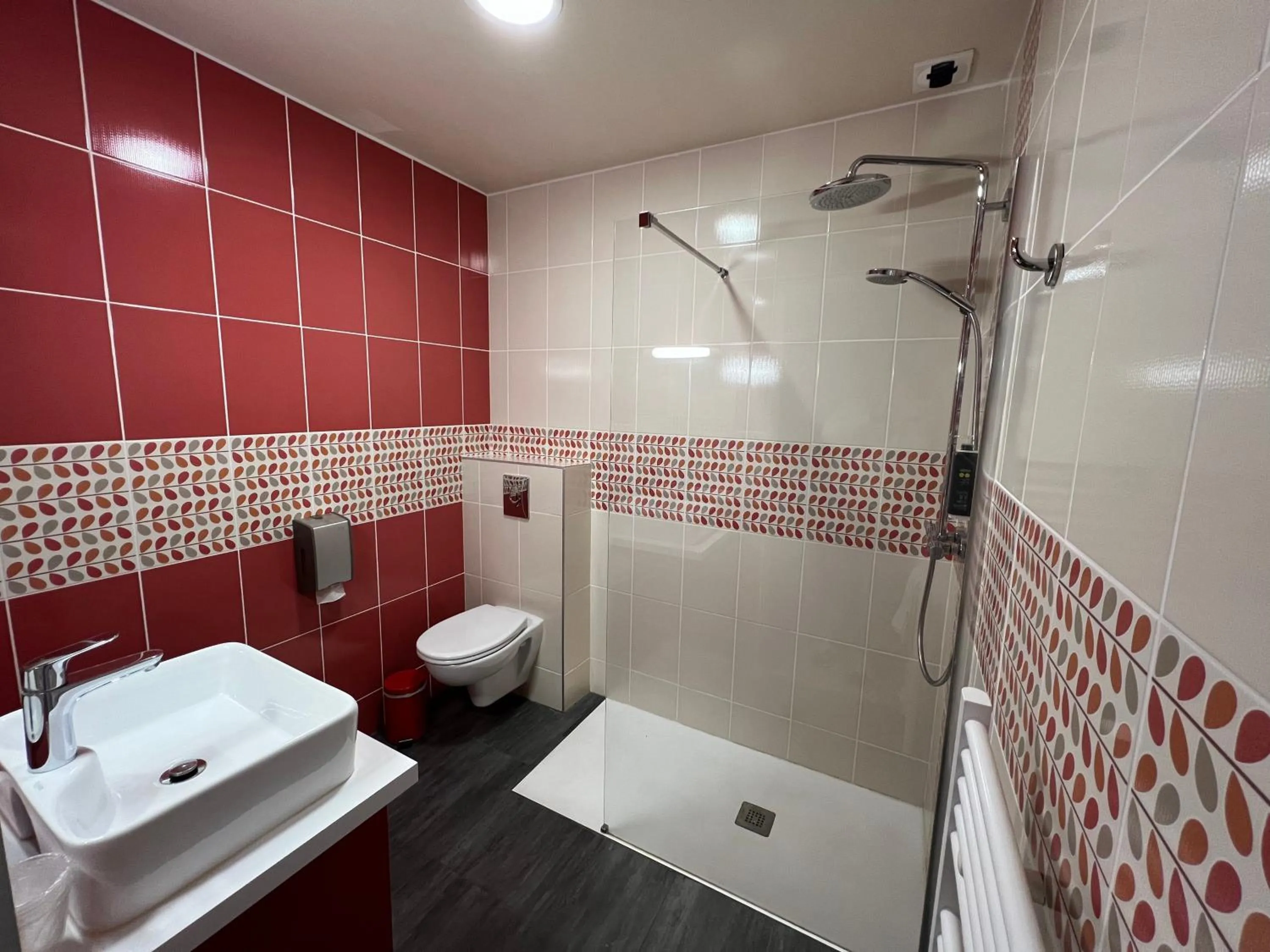 Bathroom in Brit Hotel du Parc Niort Centre-Parking gratuit