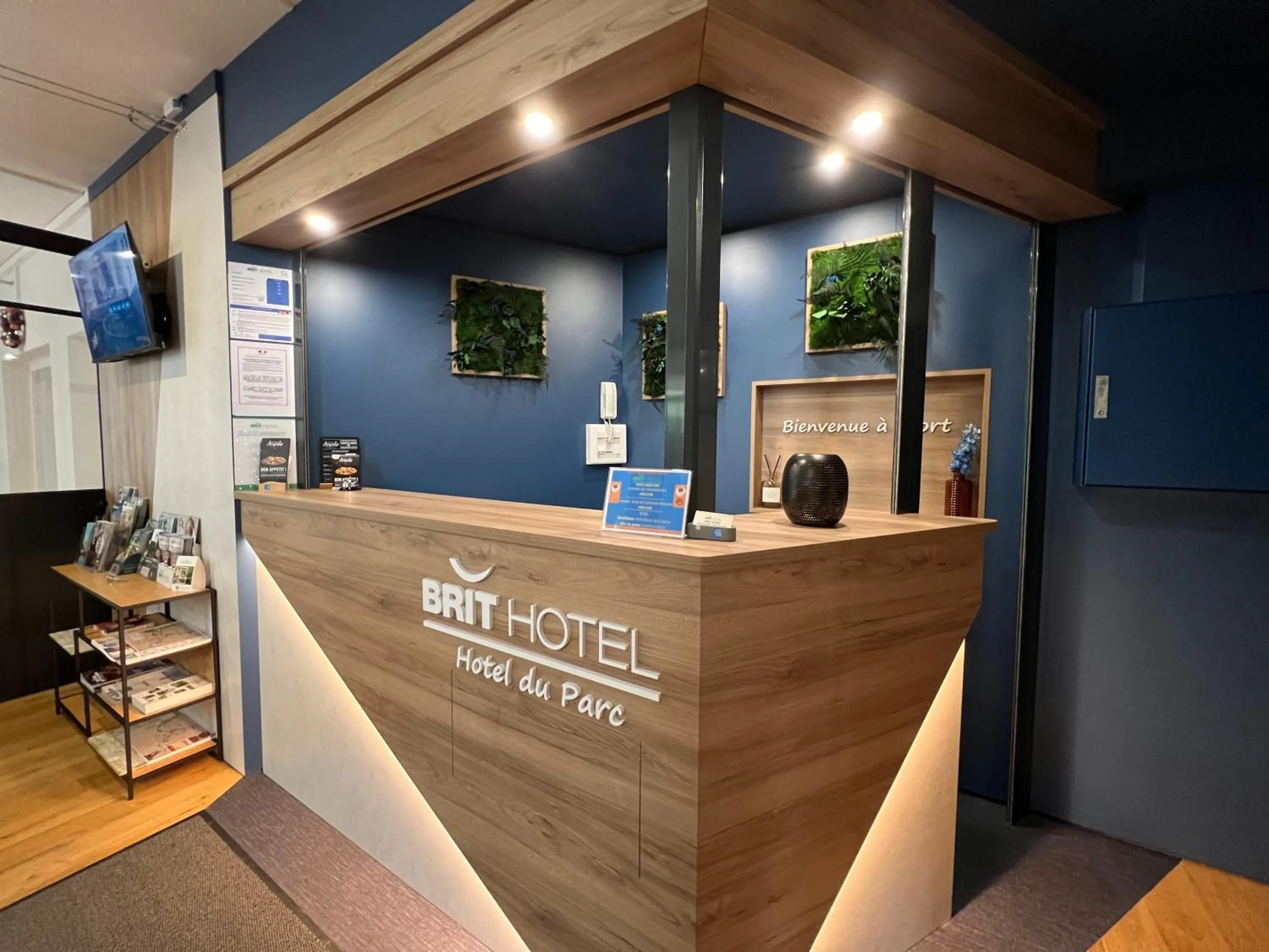 Lobby or reception in Brit Hotel du Parc Niort Centre-Parking gratuit