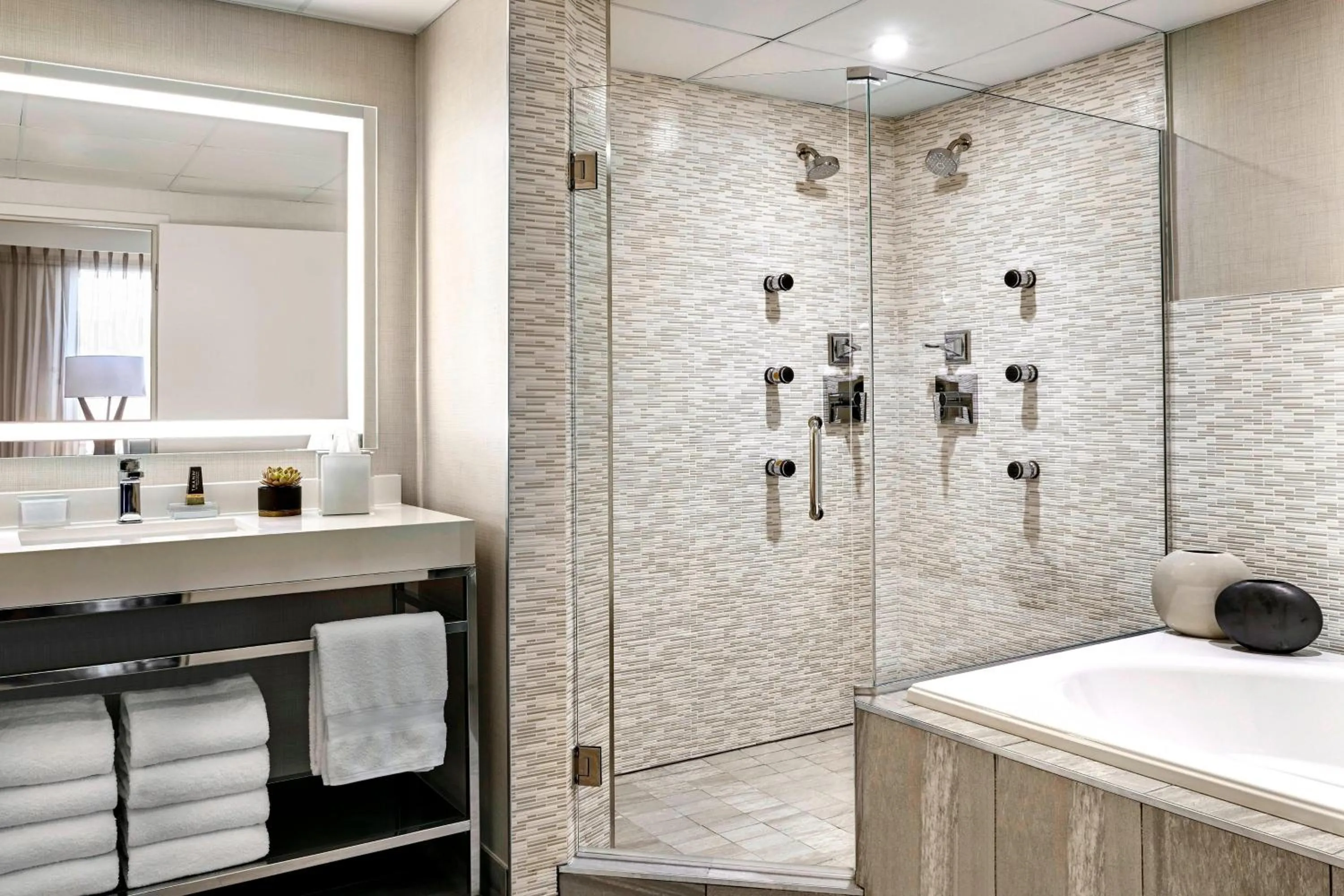 Bathroom in Los Angeles Airport Marriott