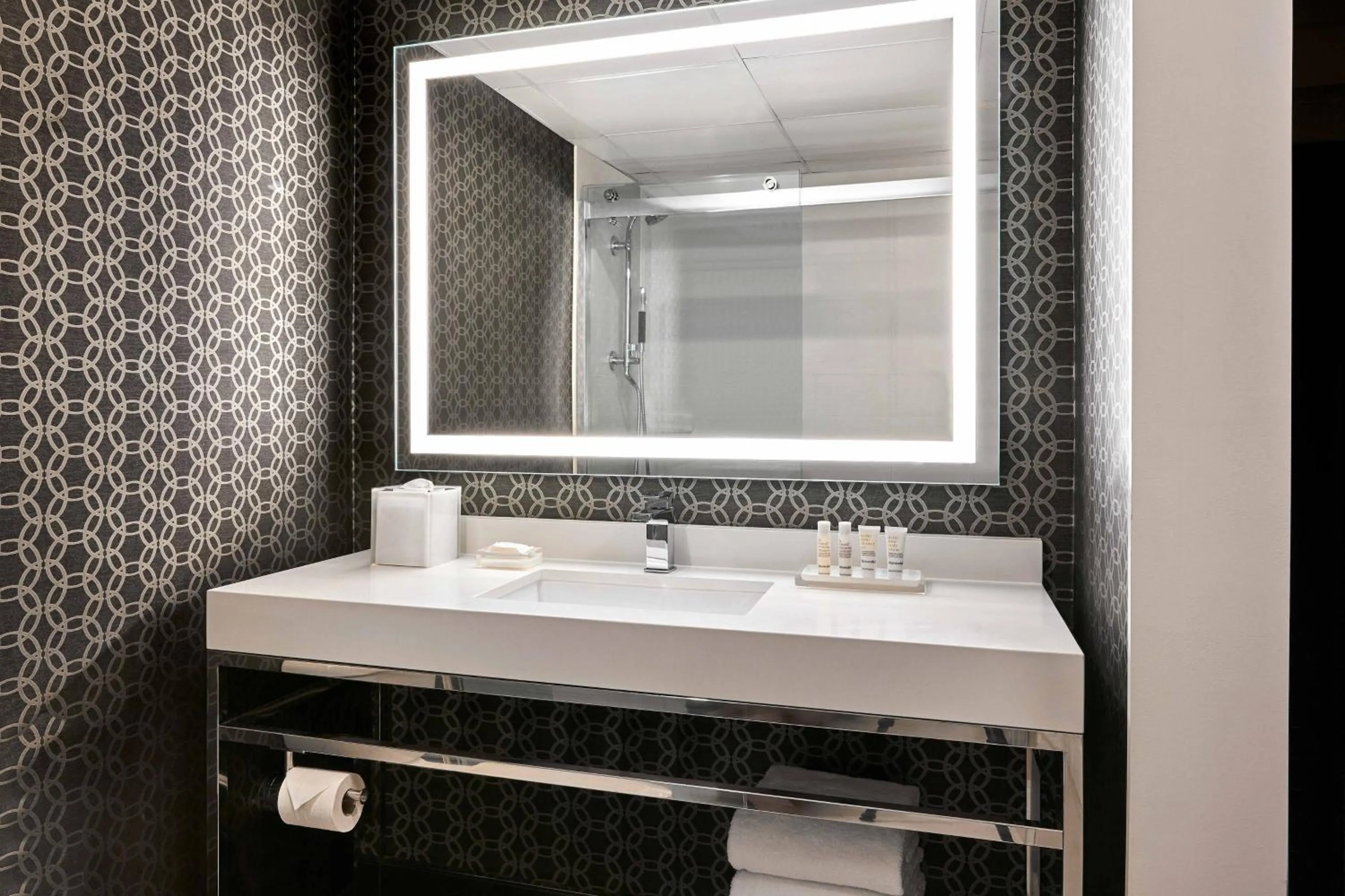 Bathroom in Los Angeles Airport Marriott