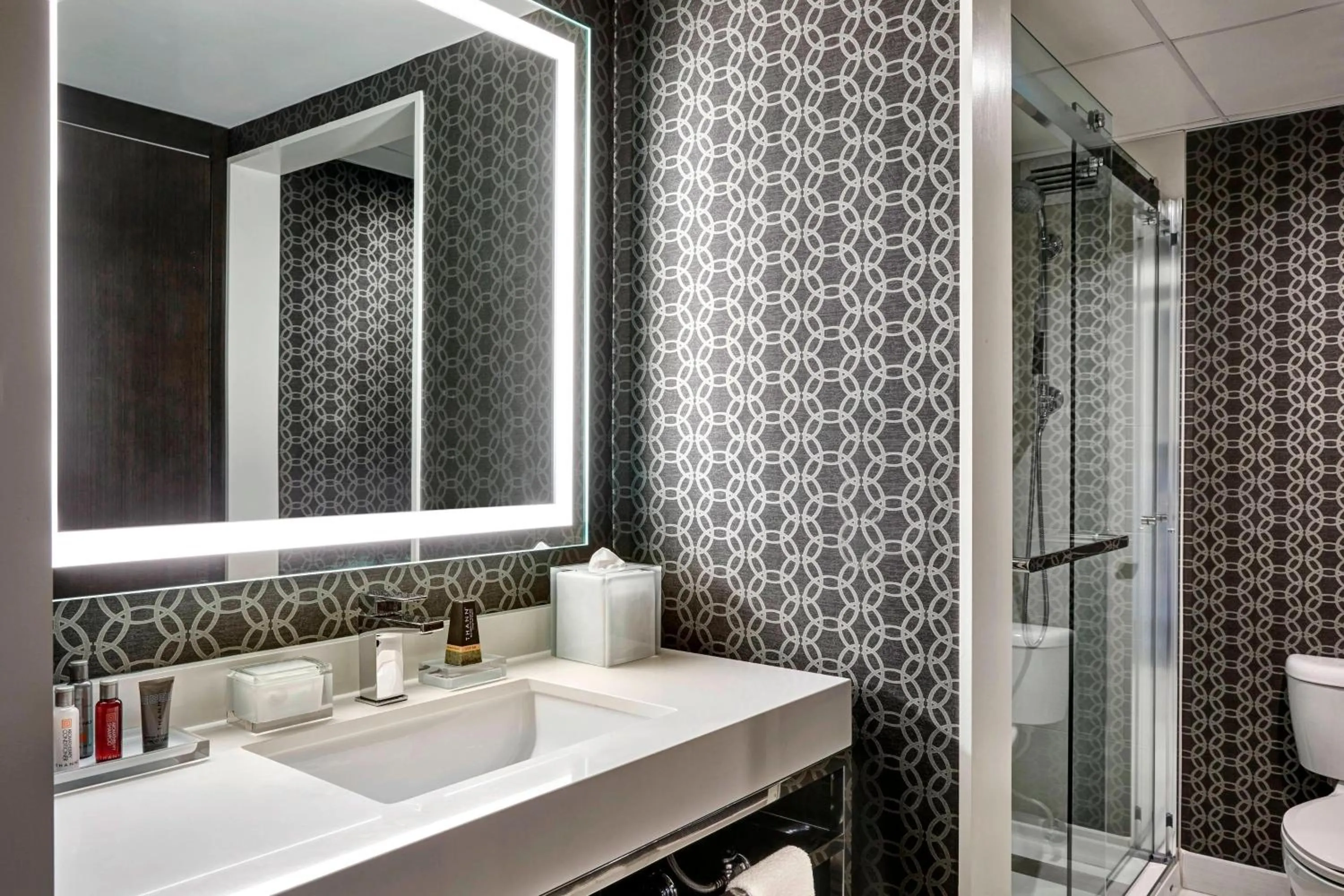 Bathroom in Los Angeles Airport Marriott