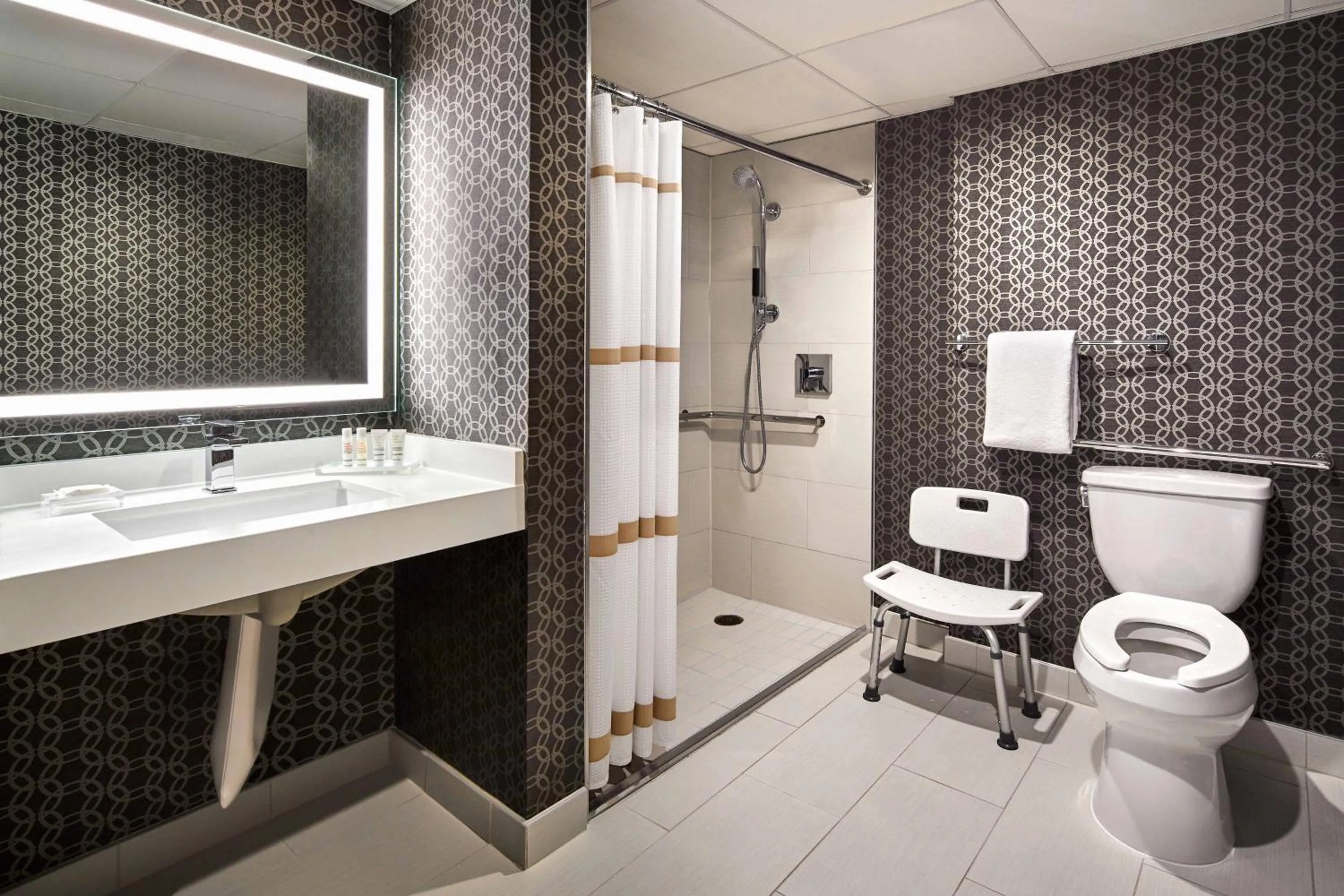 Bathroom in Los Angeles Airport Marriott