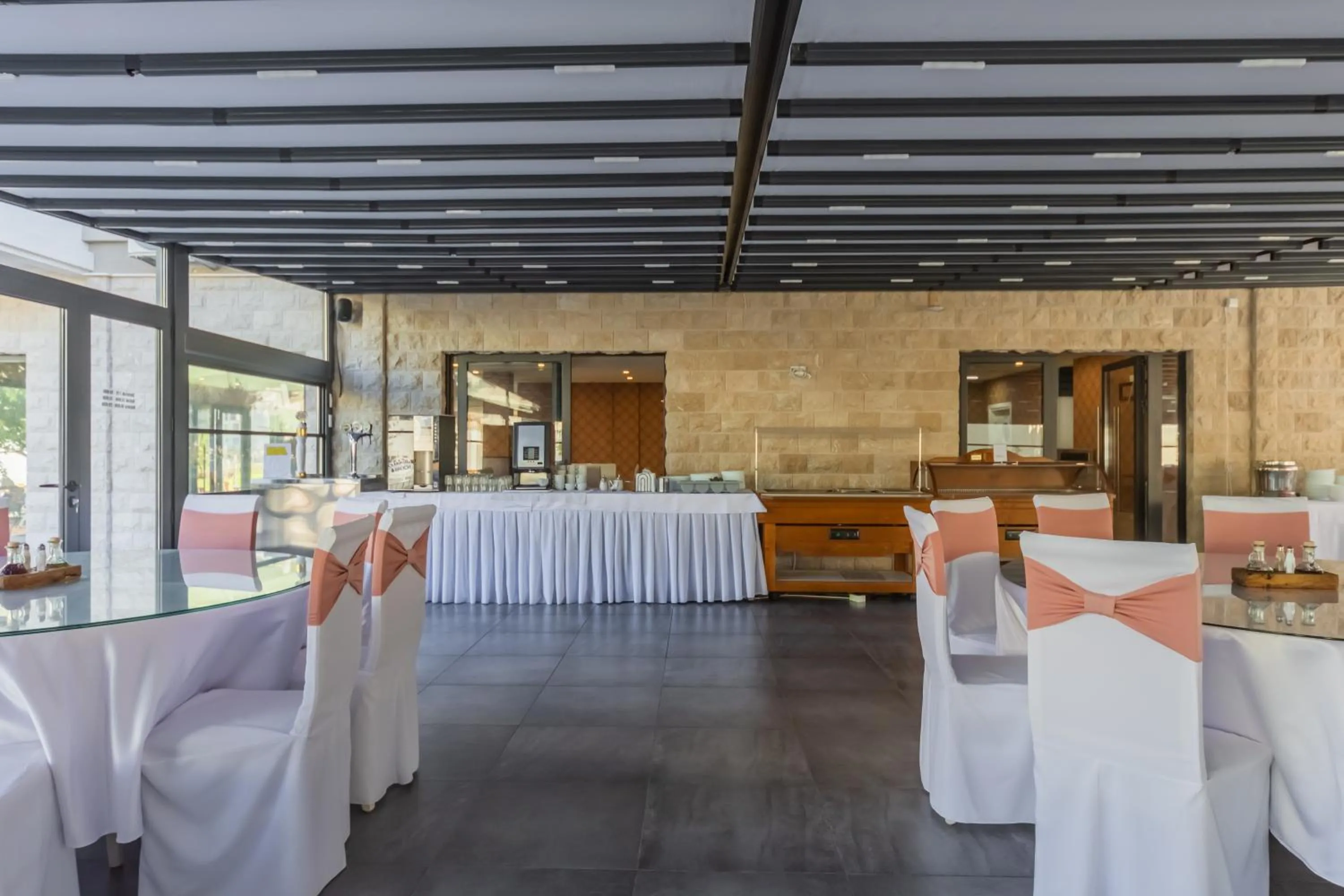 Restaurant/places to eat in Hotel Pharos