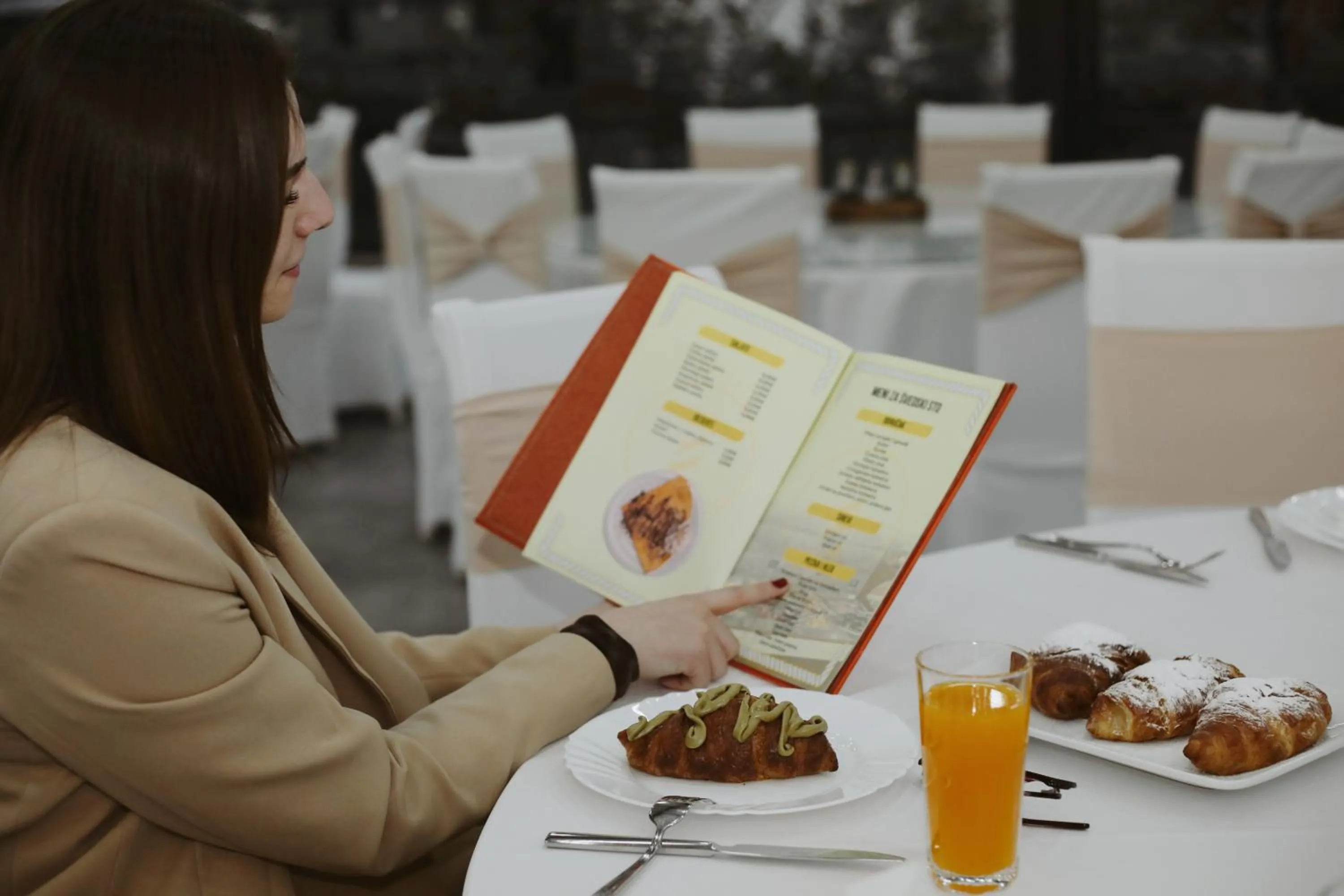 Restaurant/places to eat in Hotel Pharos