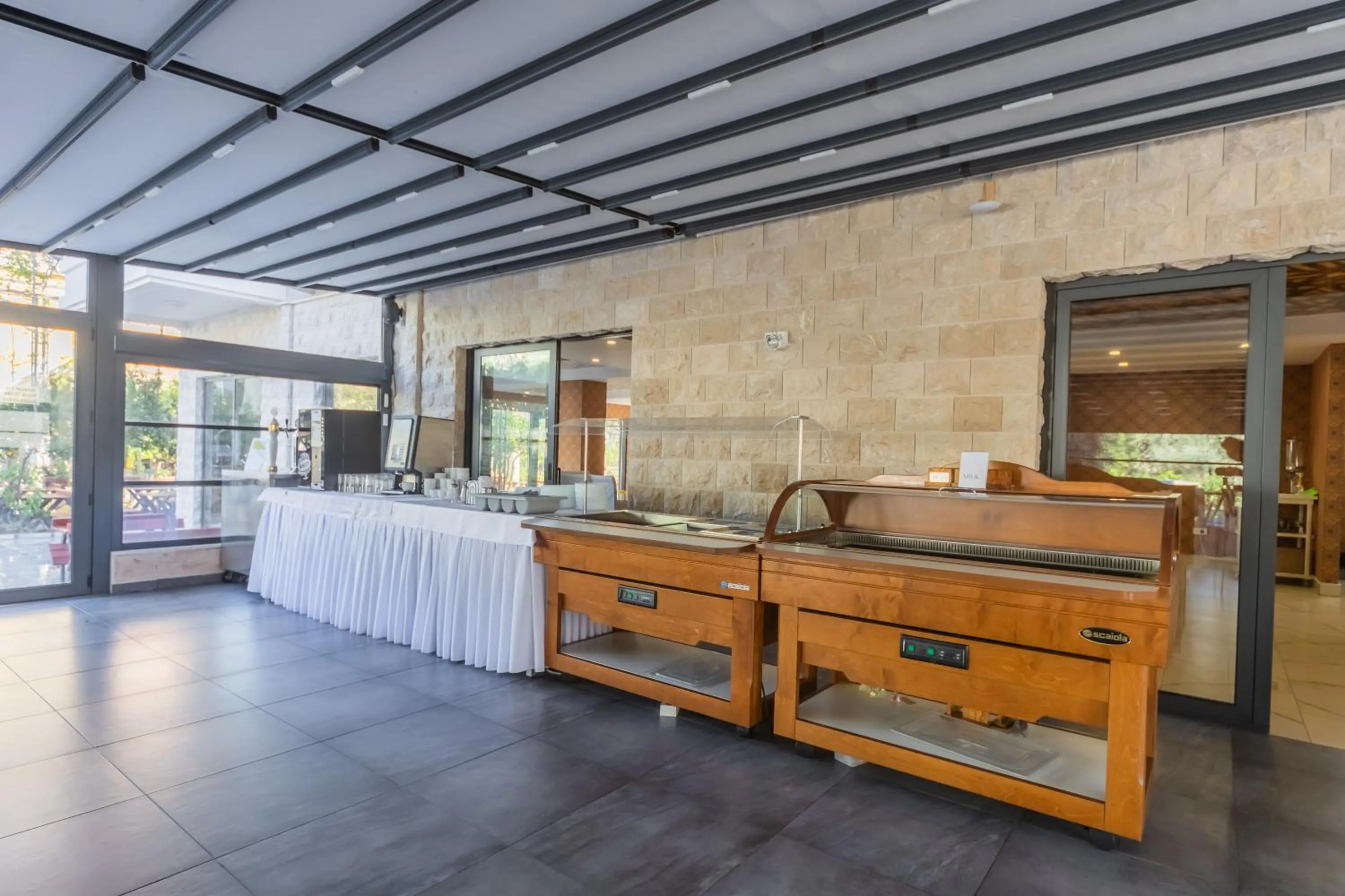 Restaurant/places to eat in Hotel Pharos