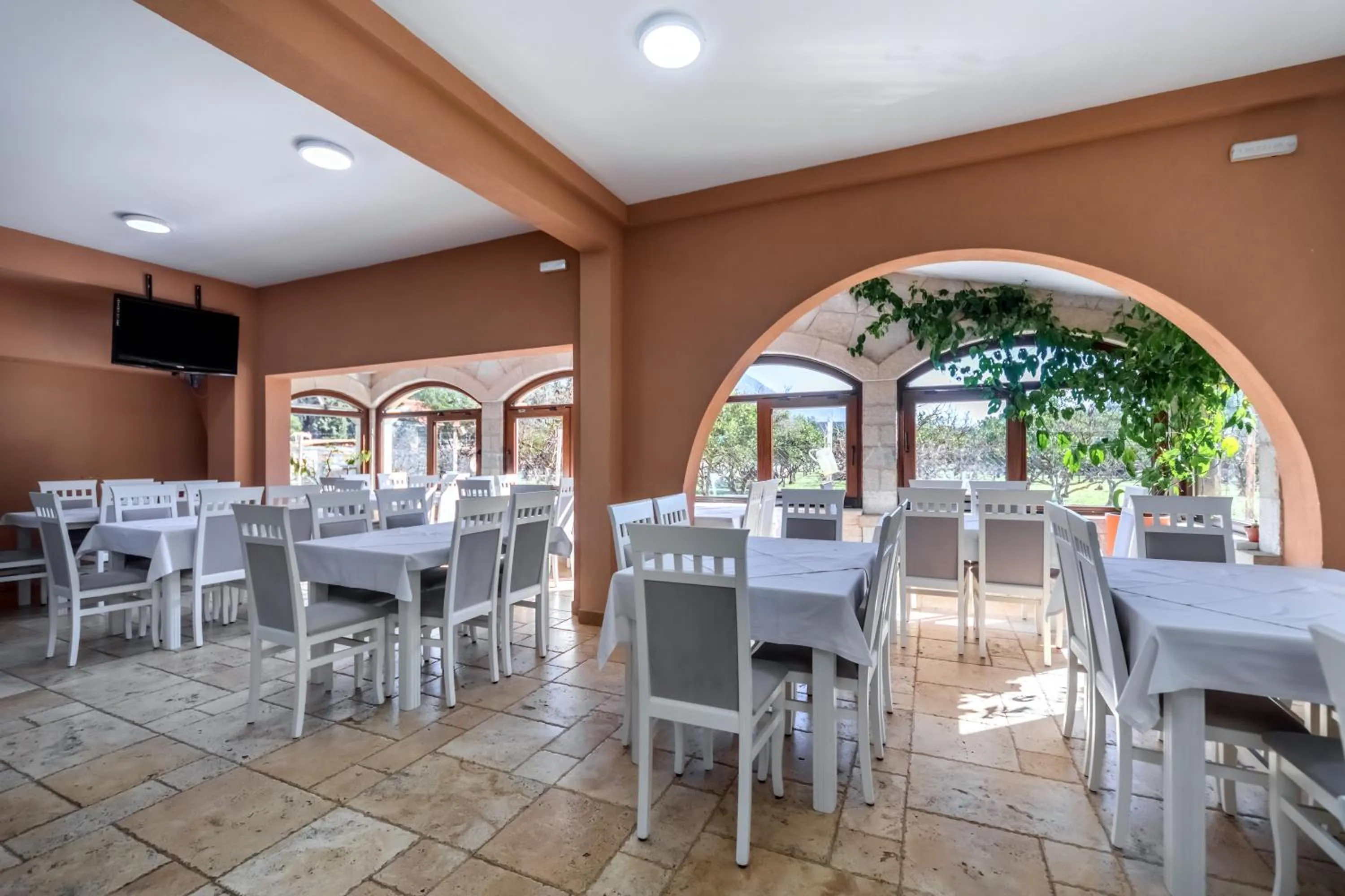 Restaurant/places to eat in Hotel Pharos