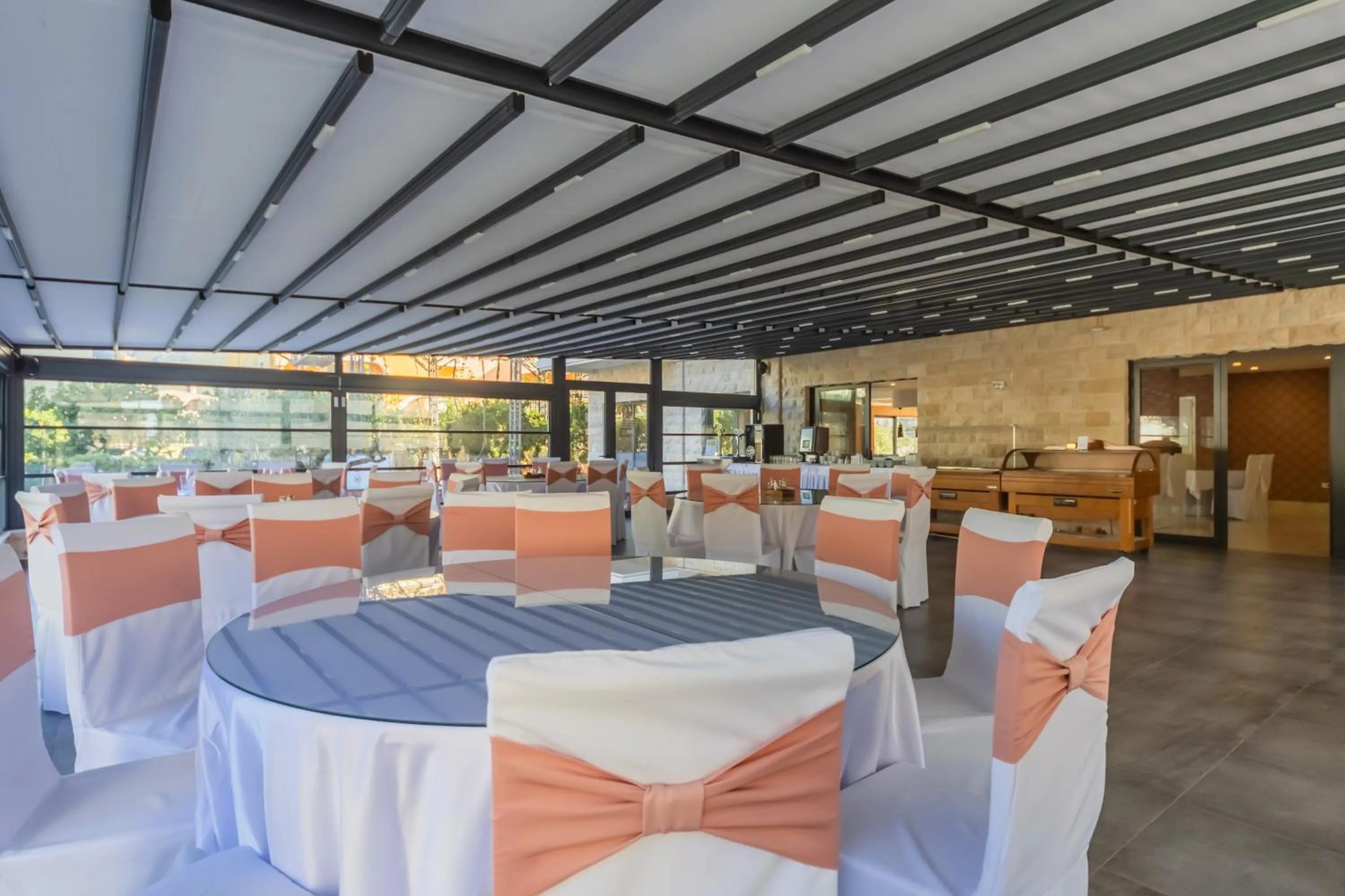 Restaurant/places to eat in Hotel Pharos