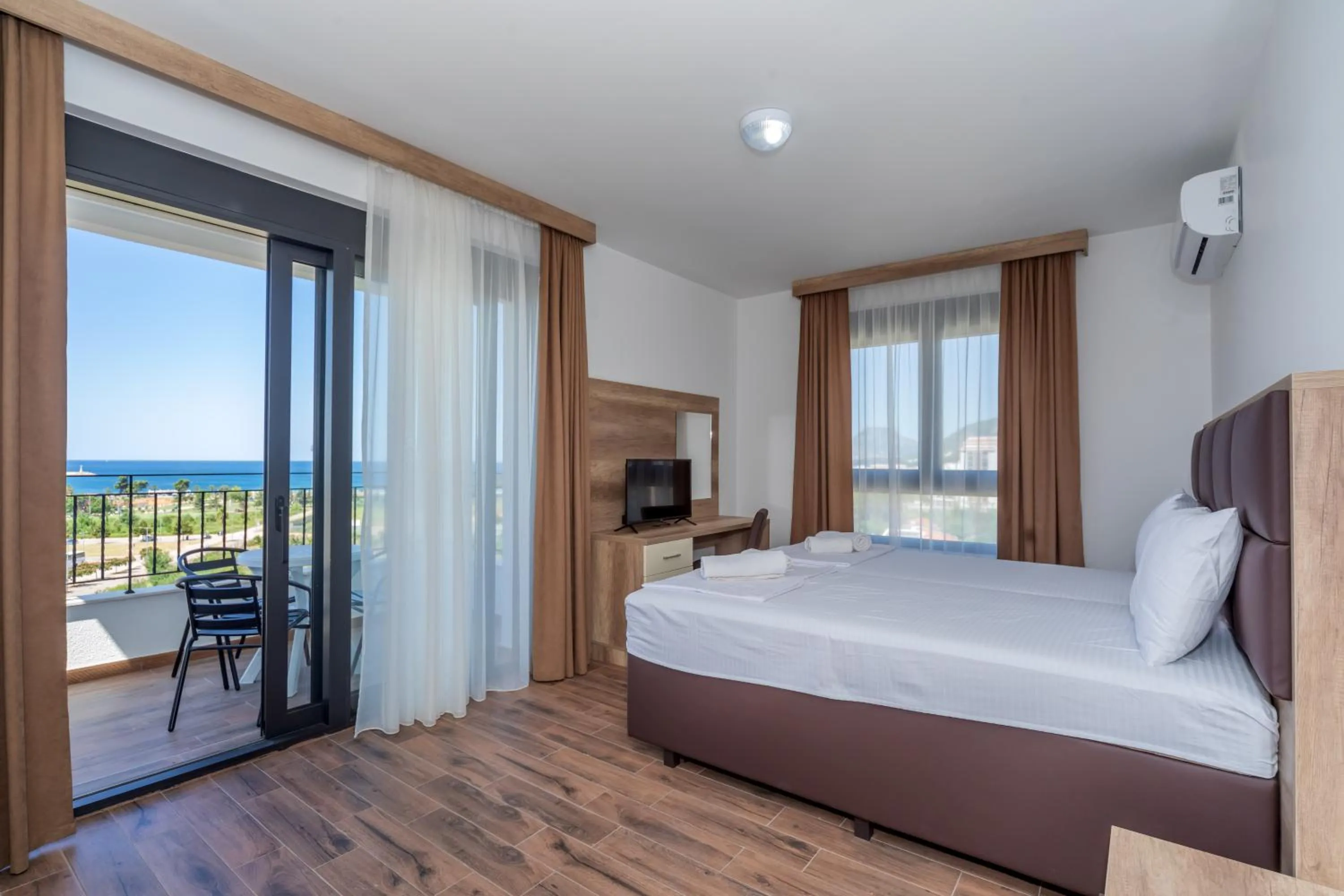 View (from property/room), Bed in Hotel Pharos