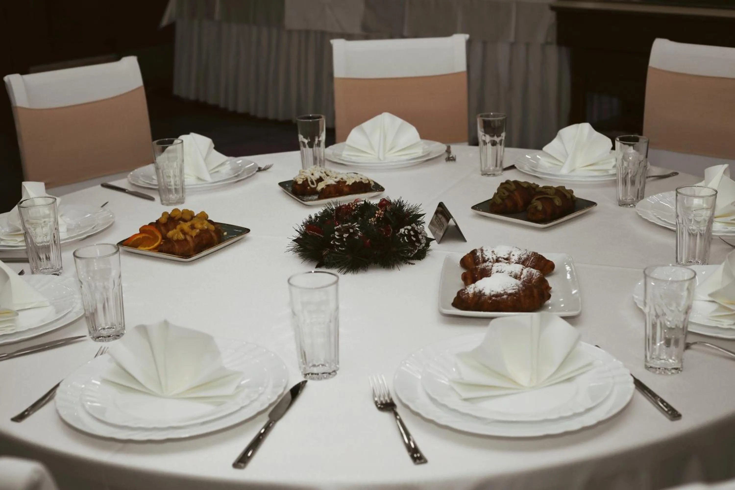Restaurant/places to eat in Hotel Pharos