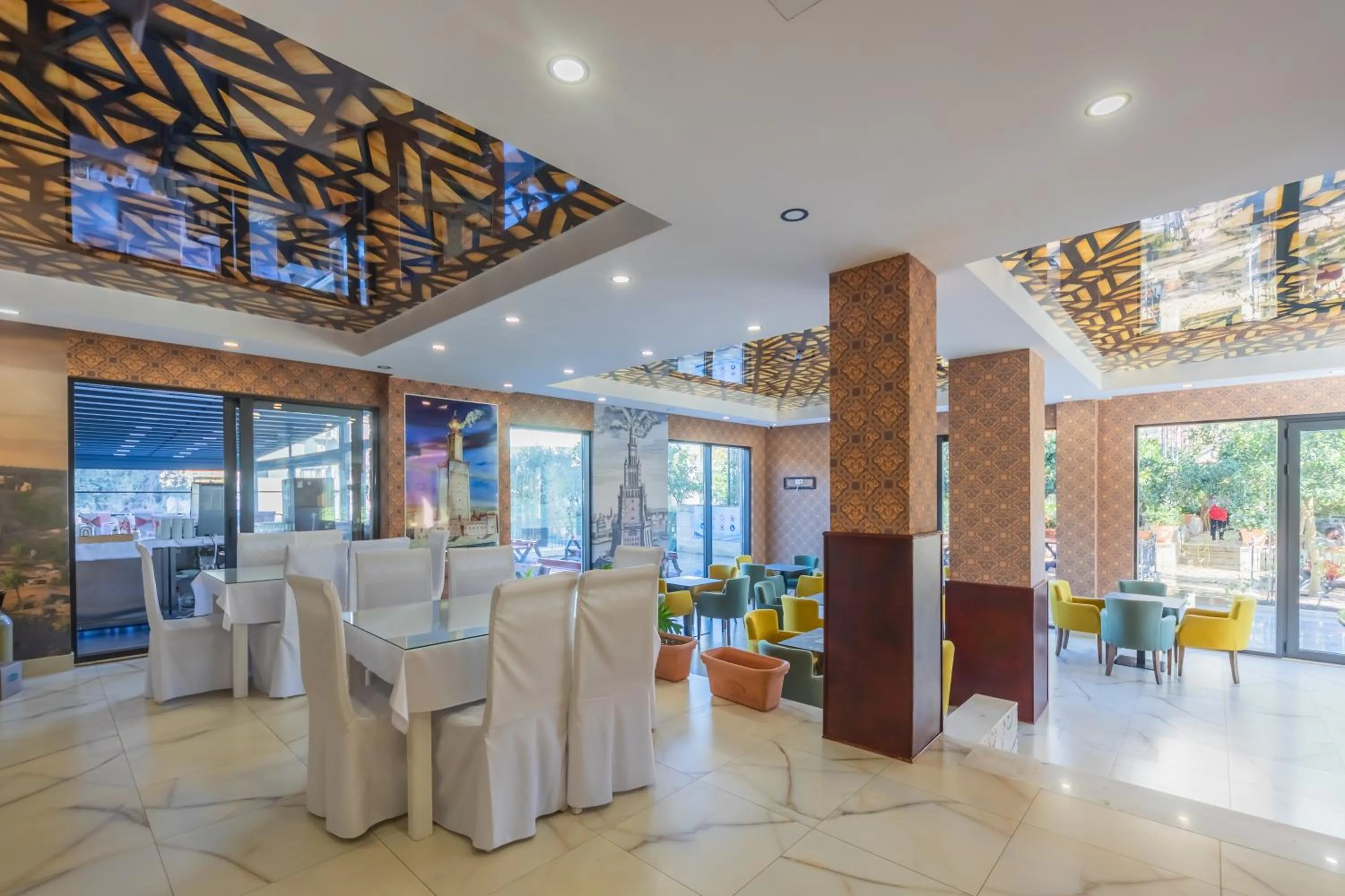 Restaurant/places to eat in Hotel Pharos