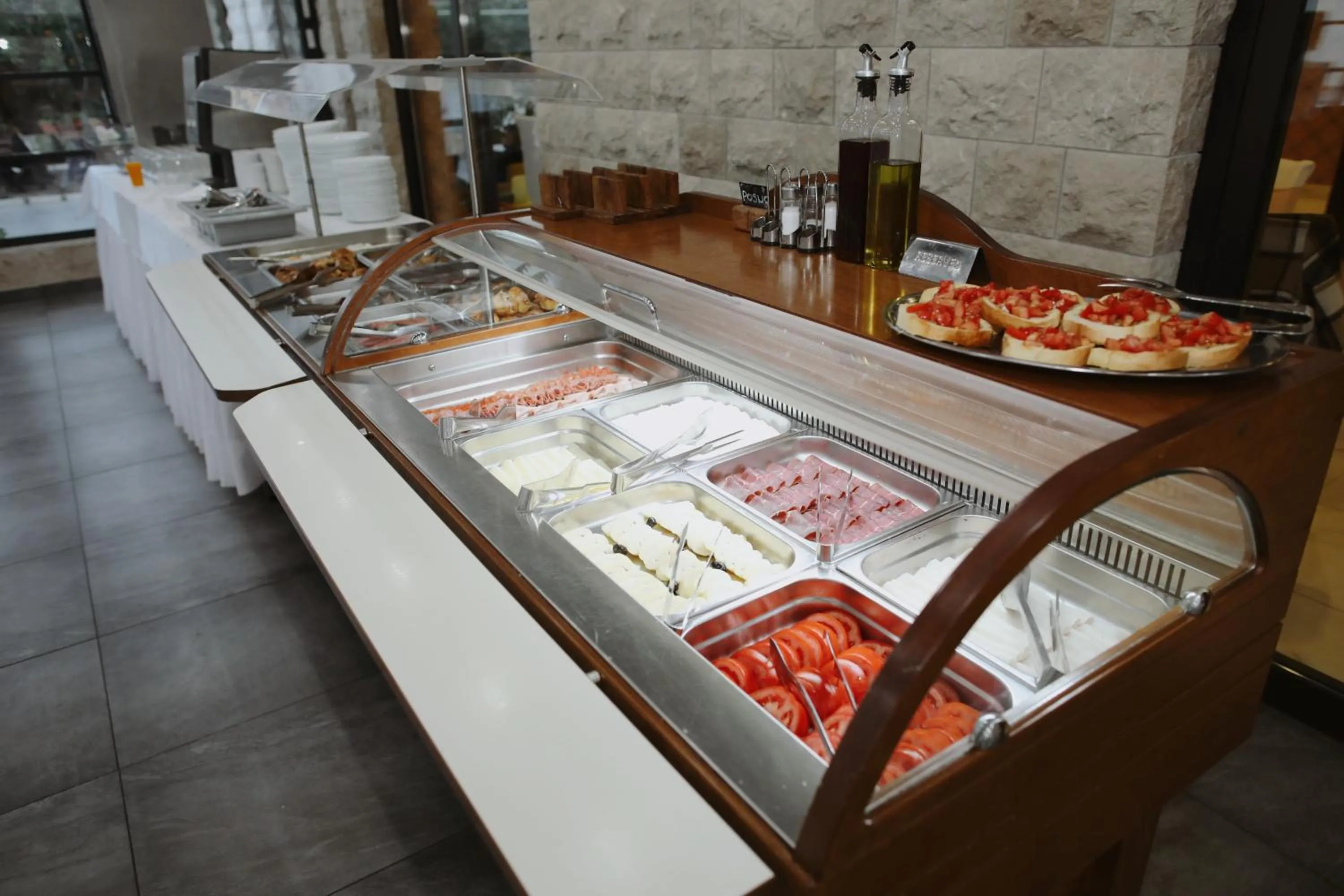 Restaurant/places to eat in Hotel Pharos