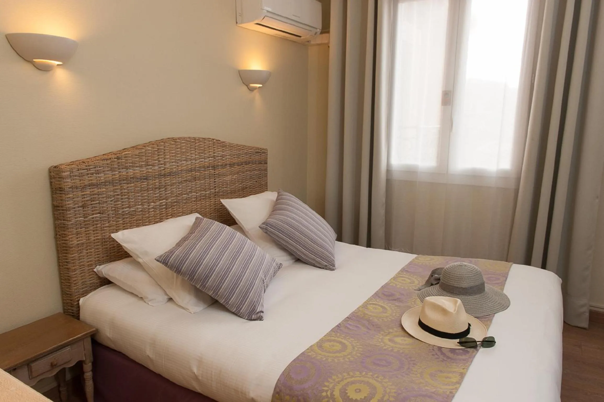 Bedroom, Bed in Hotel Sainte Anne - Apt