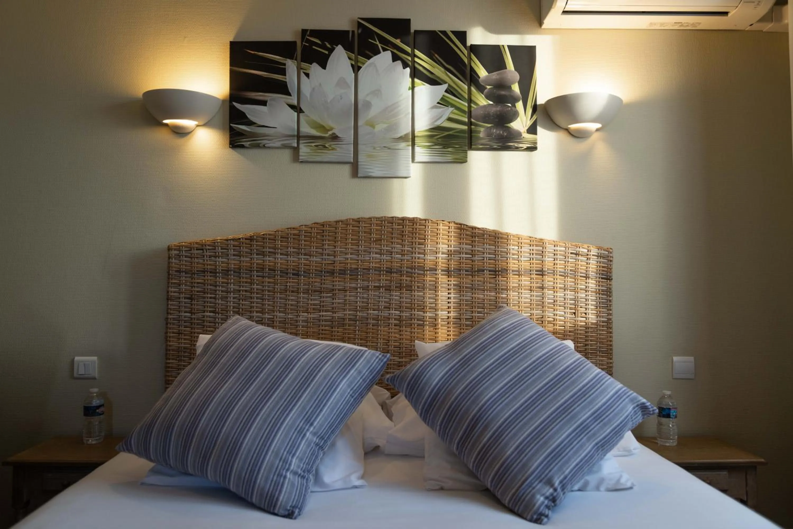 Bed in Hotel Sainte Anne - Apt