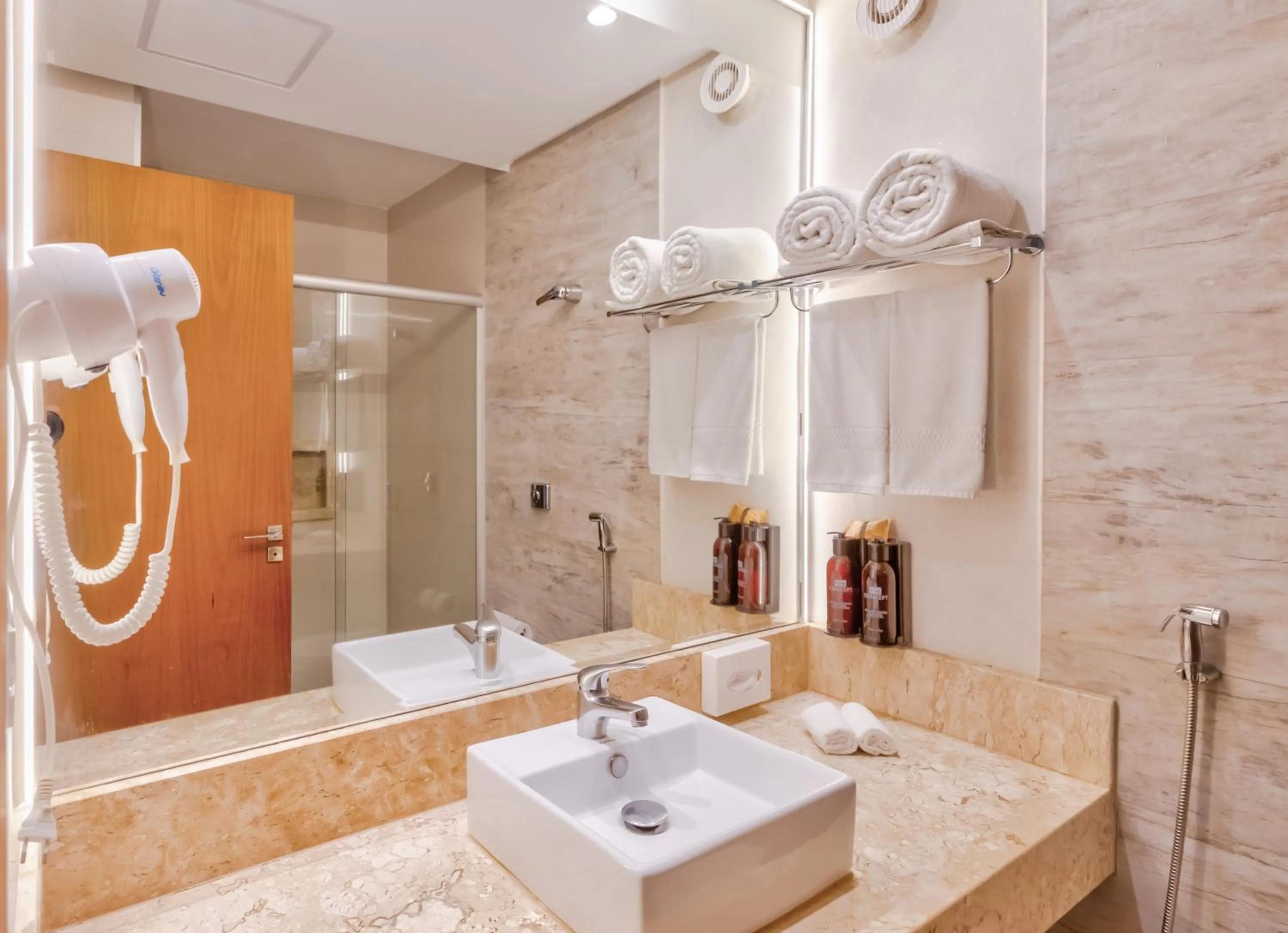 Shower in Holiday Inn - Goiania by IHG