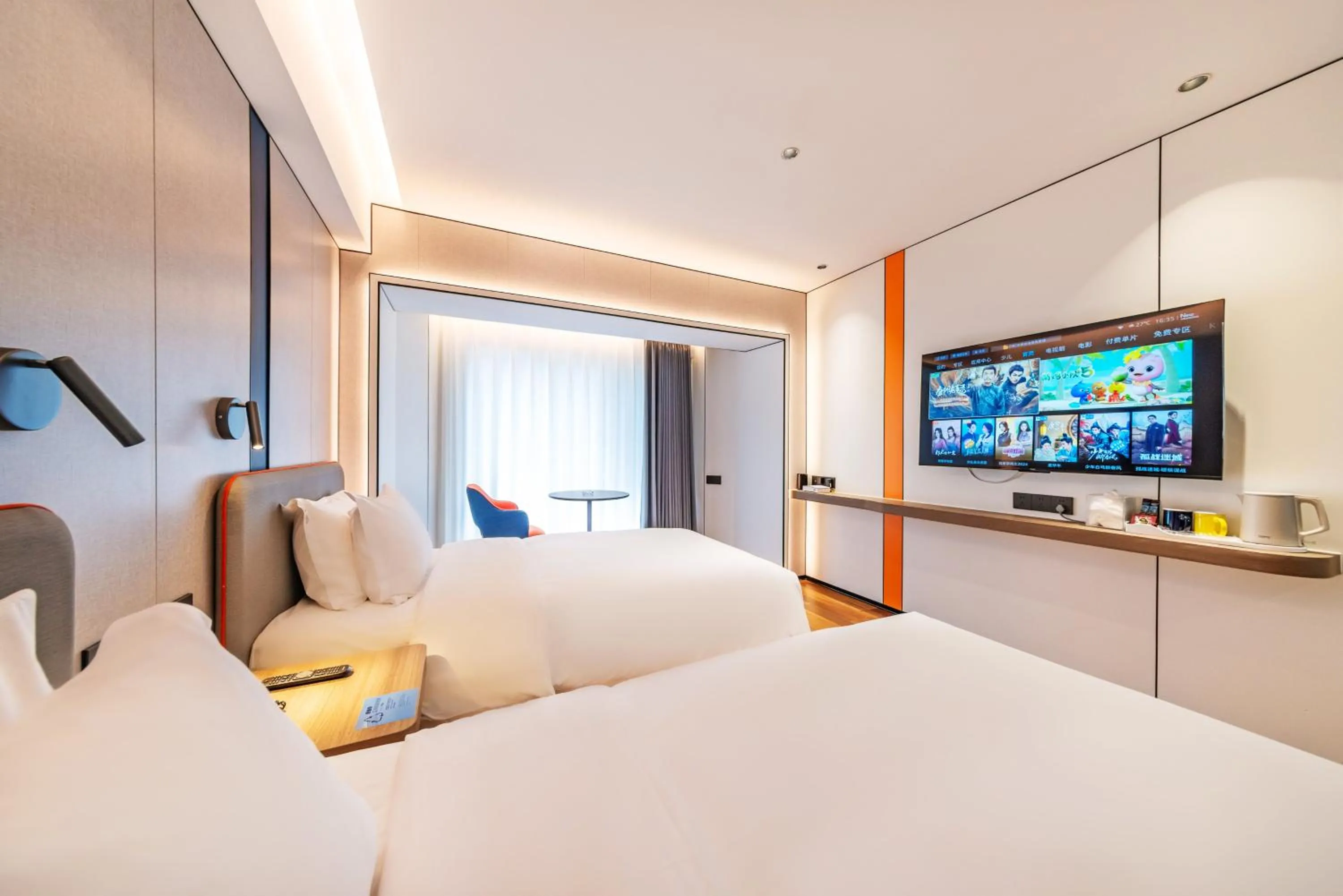 Photo of the whole room, Bed in Holiday Inn Express Chengde Downtown by IHG