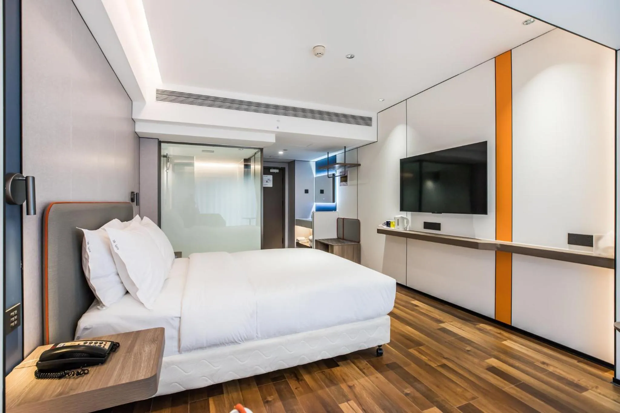 Photo of the whole room, Bed in Holiday Inn Express Chengde Downtown by IHG