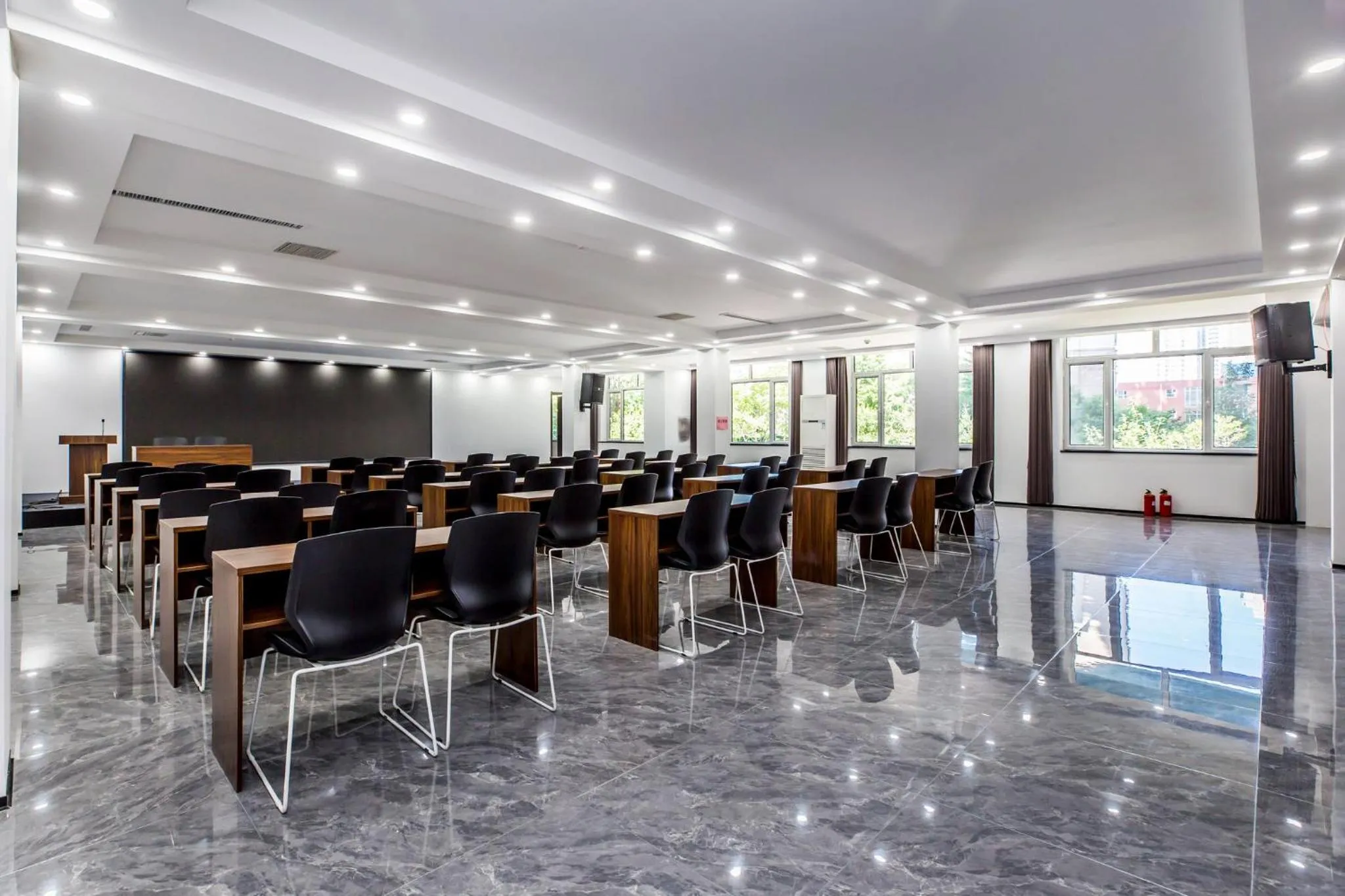 Meeting/conference room in Holiday Inn Express Chengde Downtown by IHG
