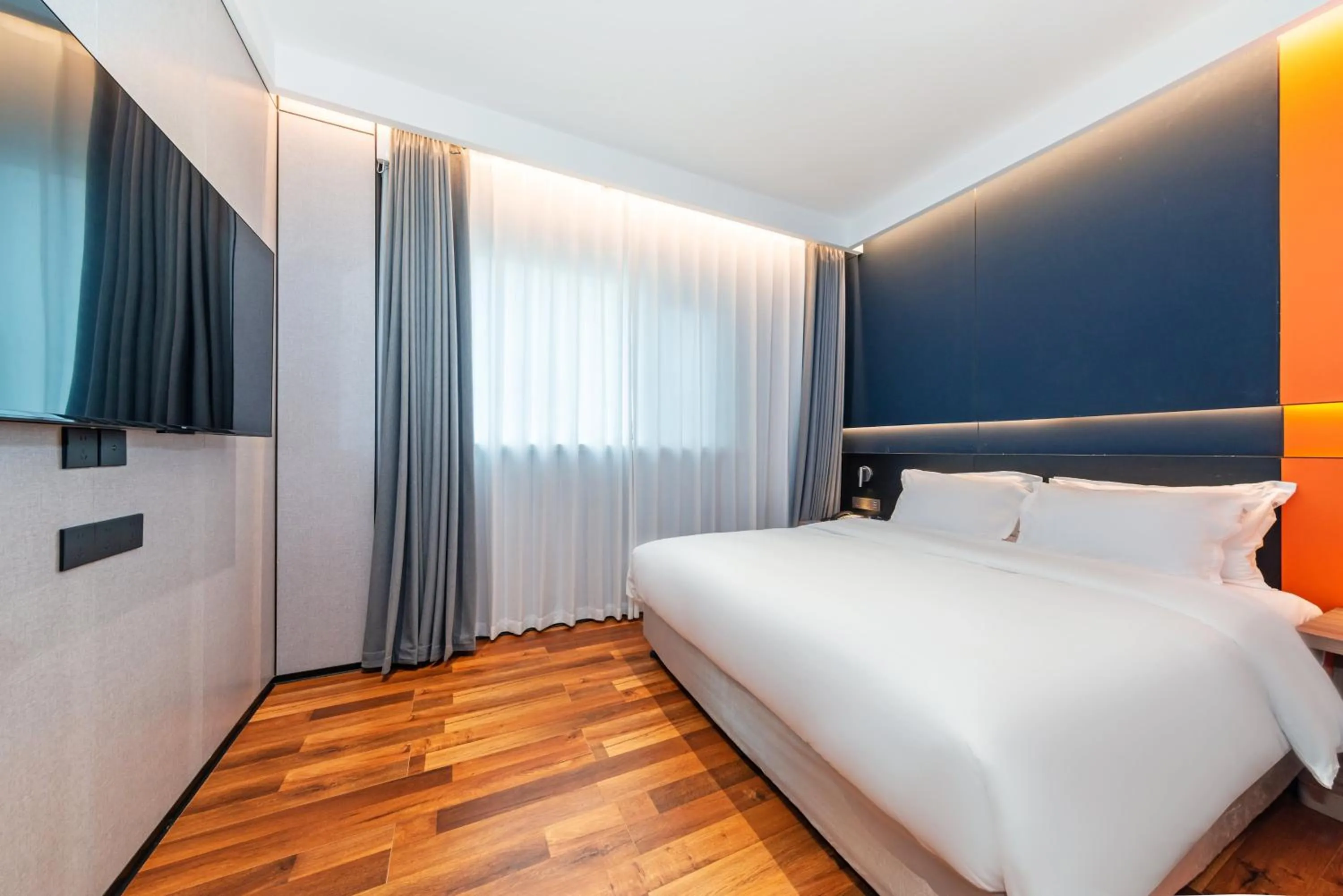 Photo of the whole room, Bed in Holiday Inn Express Chengde Downtown by IHG