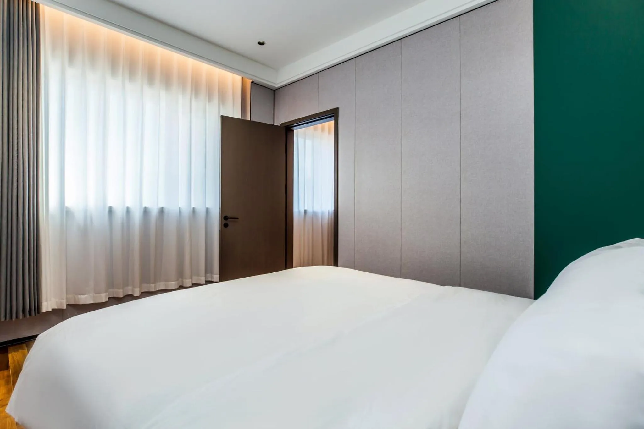 Photo of the whole room, Bed in Holiday Inn Express Chengde Downtown by IHG