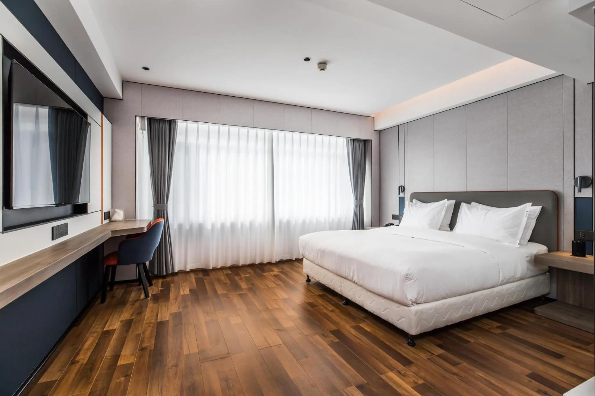 Photo of the whole room, Bed in Holiday Inn Express Chengde Downtown by IHG