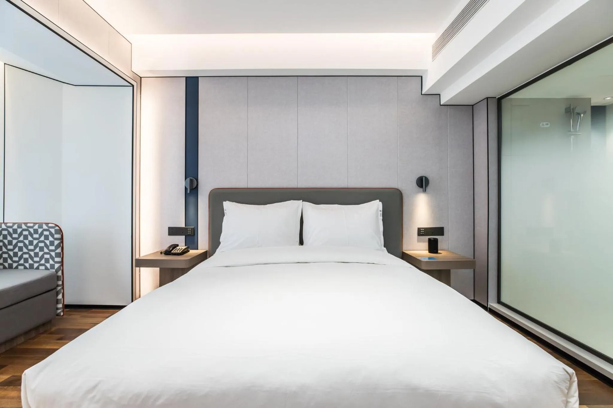 Photo of the whole room, Bed in Holiday Inn Express Chengde Downtown by IHG