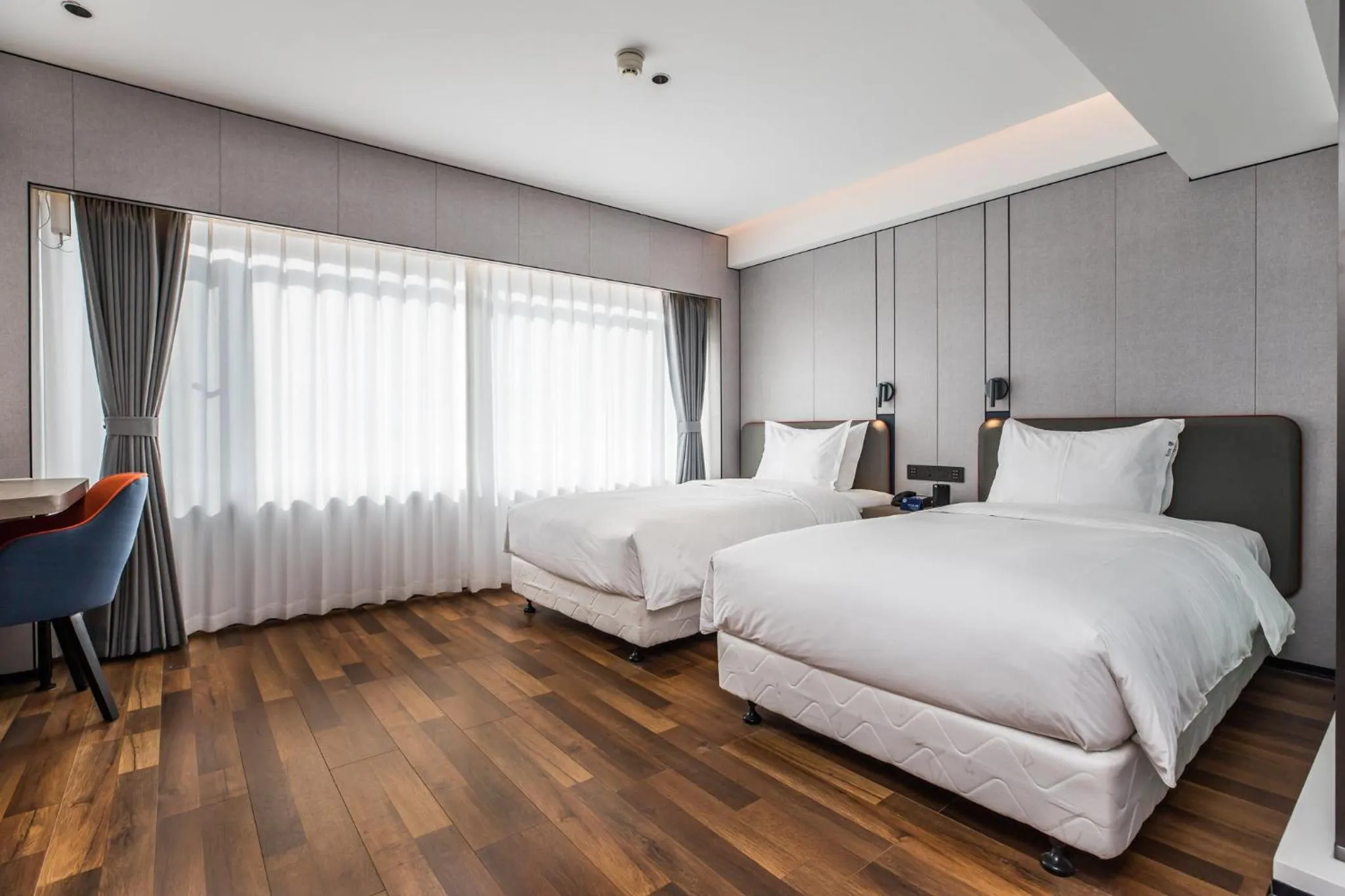 Photo of the whole room, Bed in Holiday Inn Express Chengde Downtown by IHG