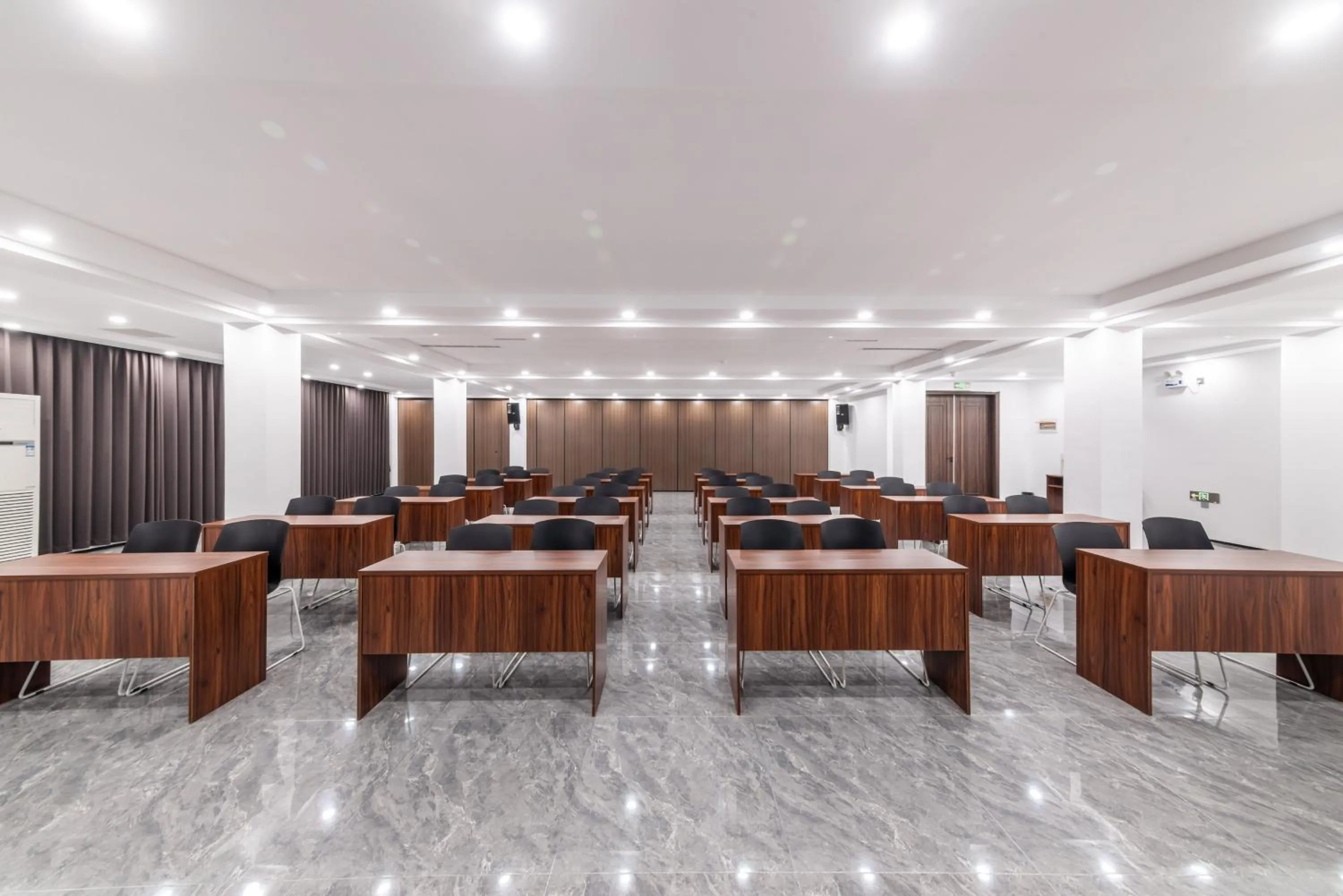 Meeting/conference room in Holiday Inn Express Chengde Downtown by IHG
