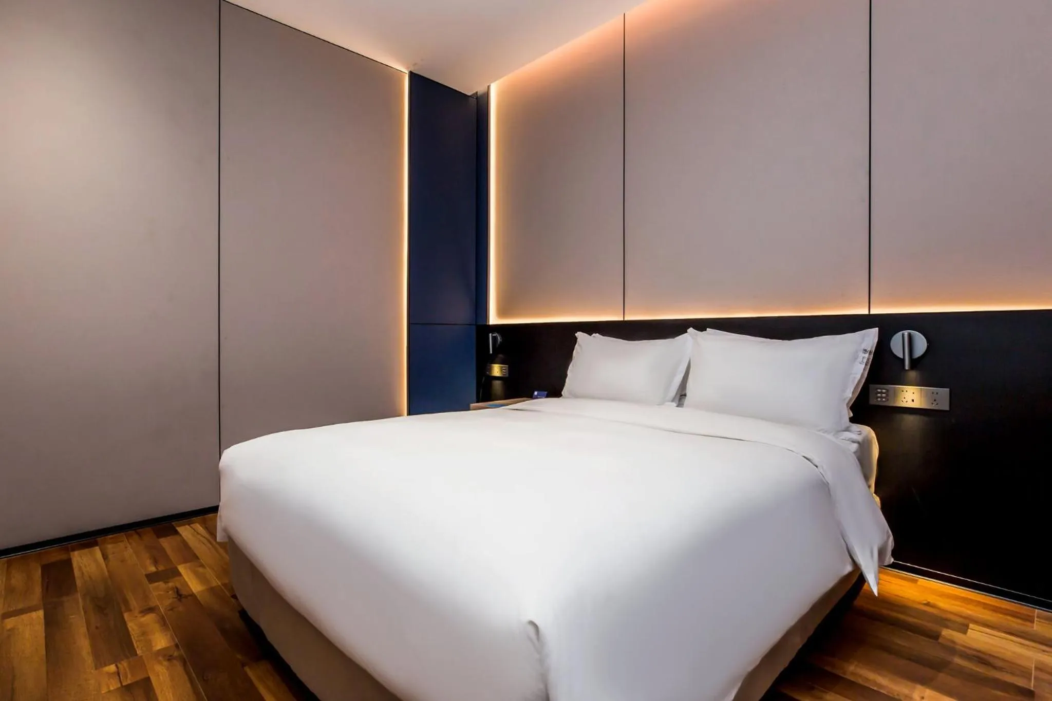 Photo of the whole room, Bed in Holiday Inn Express Chengde Downtown by IHG