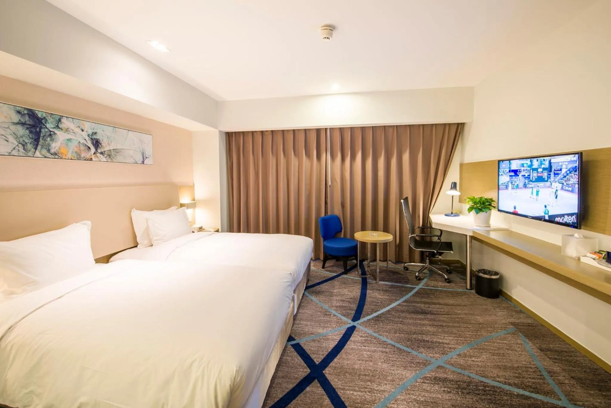 Photo of the whole room, Bed in Holiday Inn Express Chengde Downtown by IHG