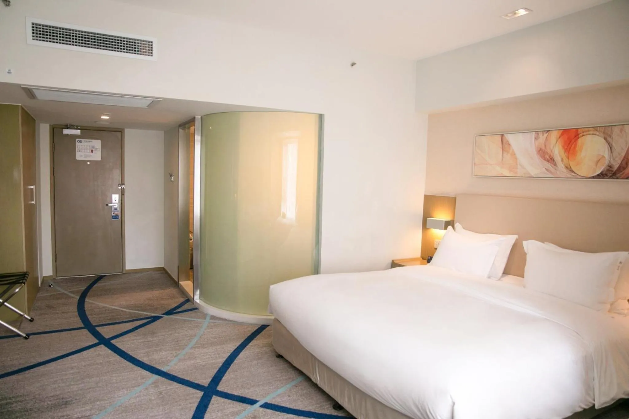 Photo of the whole room, Bed in Holiday Inn Express Chengde Downtown by IHG