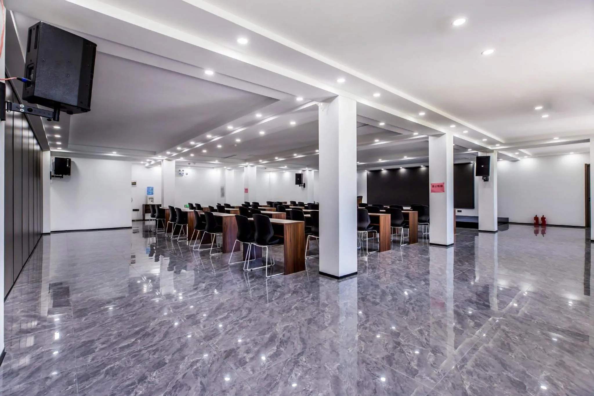 Meeting/conference room in Holiday Inn Express Chengde Downtown by IHG