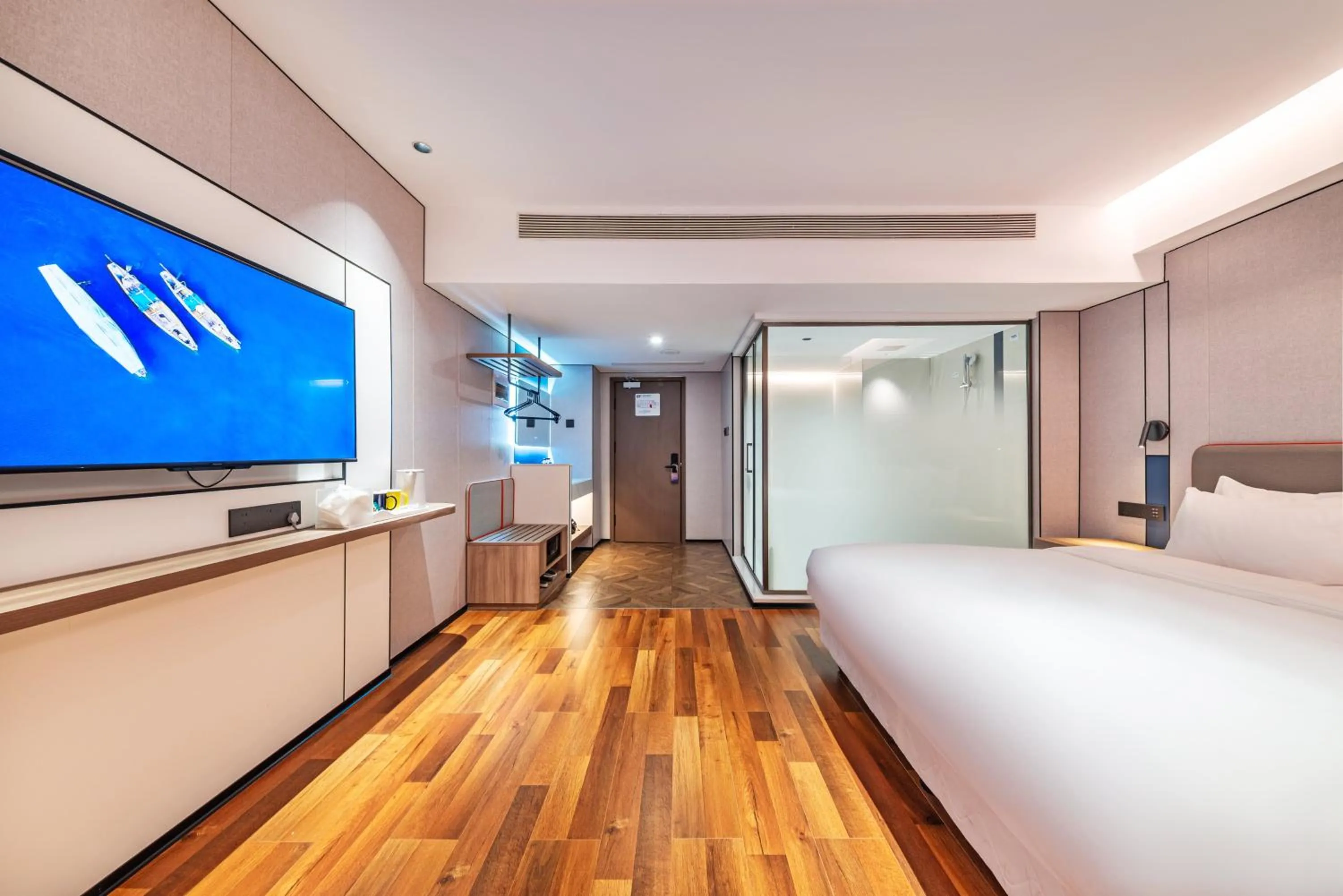 Photo of the whole room, Bed in Holiday Inn Express Chengde Downtown by IHG