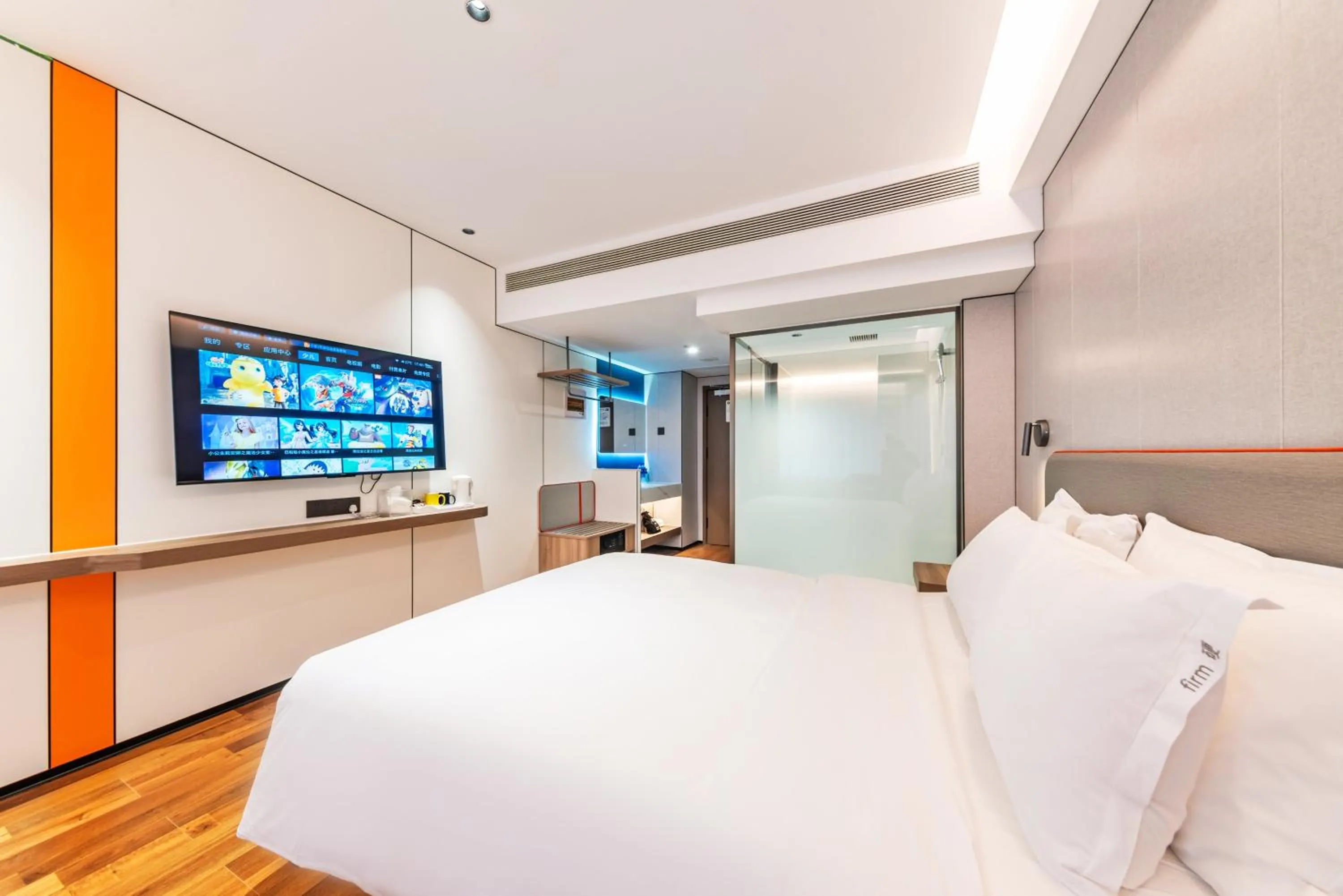 Photo of the whole room, Bed in Holiday Inn Express Chengde Downtown by IHG