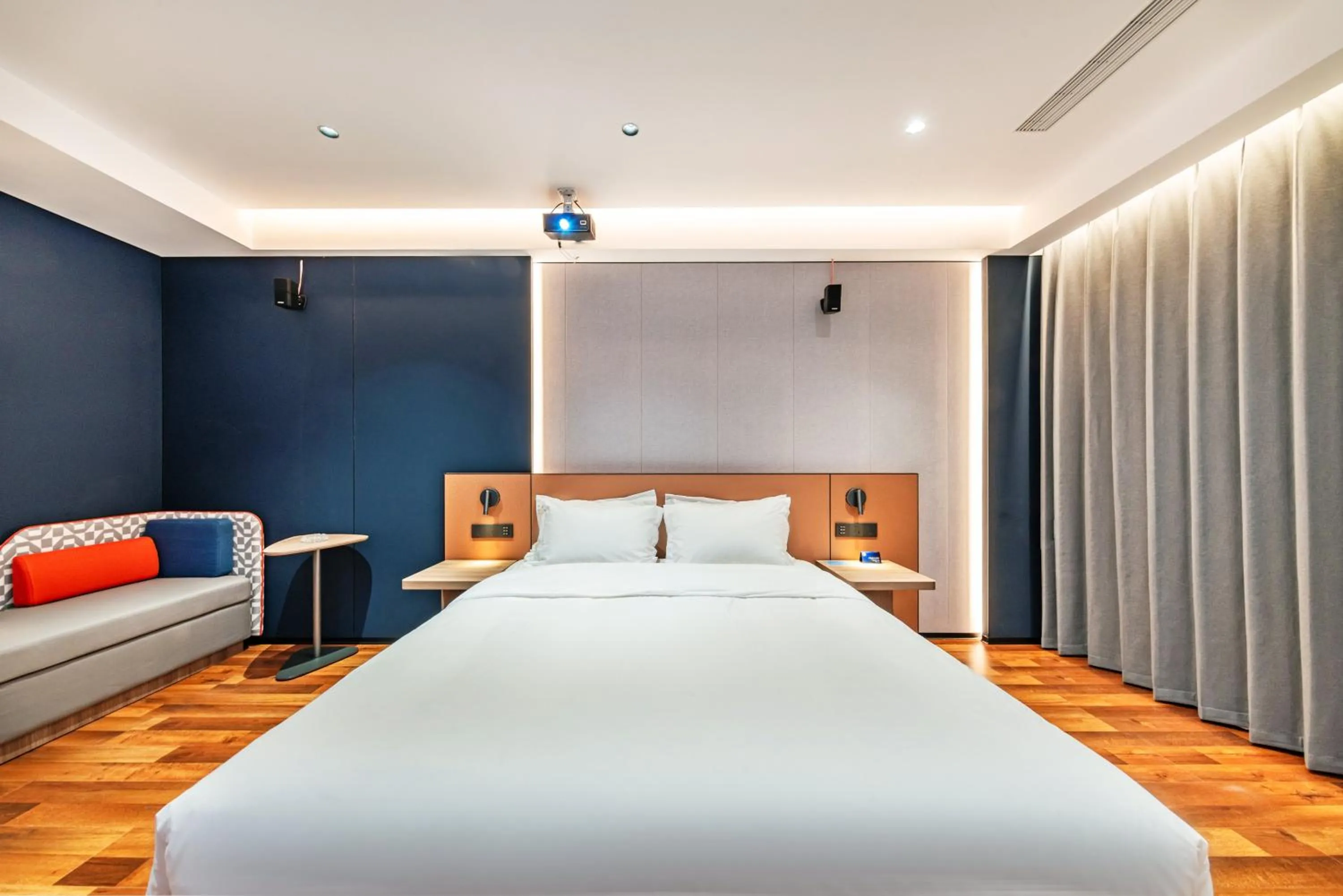 Photo of the whole room, Bed in Holiday Inn Express Chengde Downtown by IHG