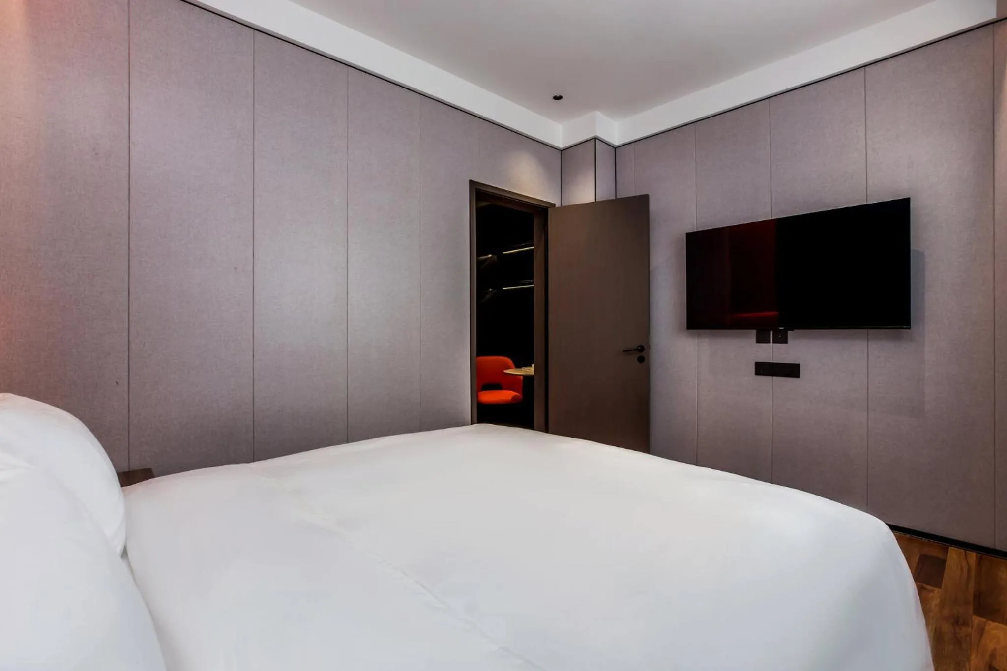 Photo of the whole room, Bed in Holiday Inn Express Chengde Downtown by IHG