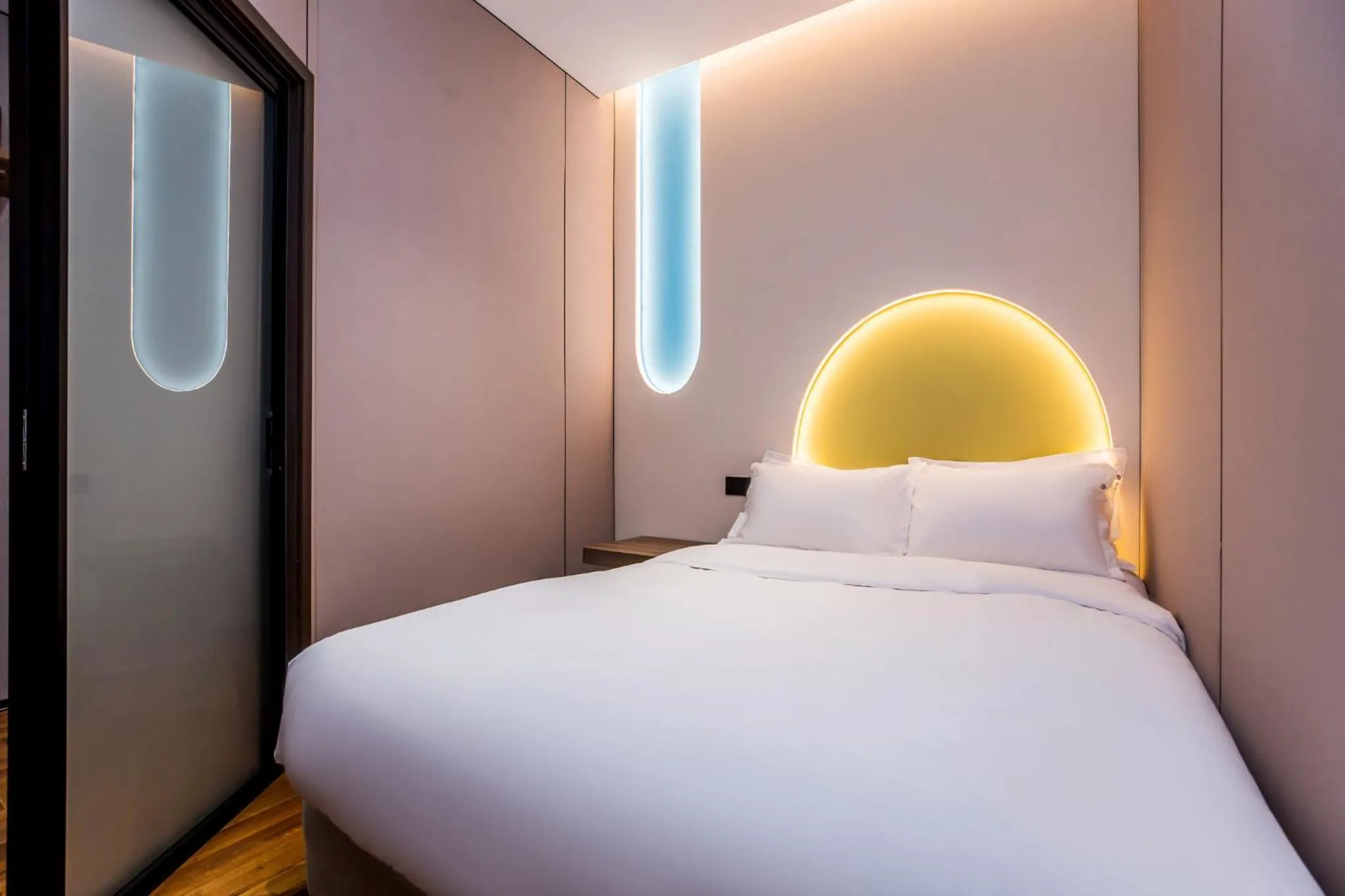 Photo of the whole room, Bed in Holiday Inn Express Chengde Downtown by IHG