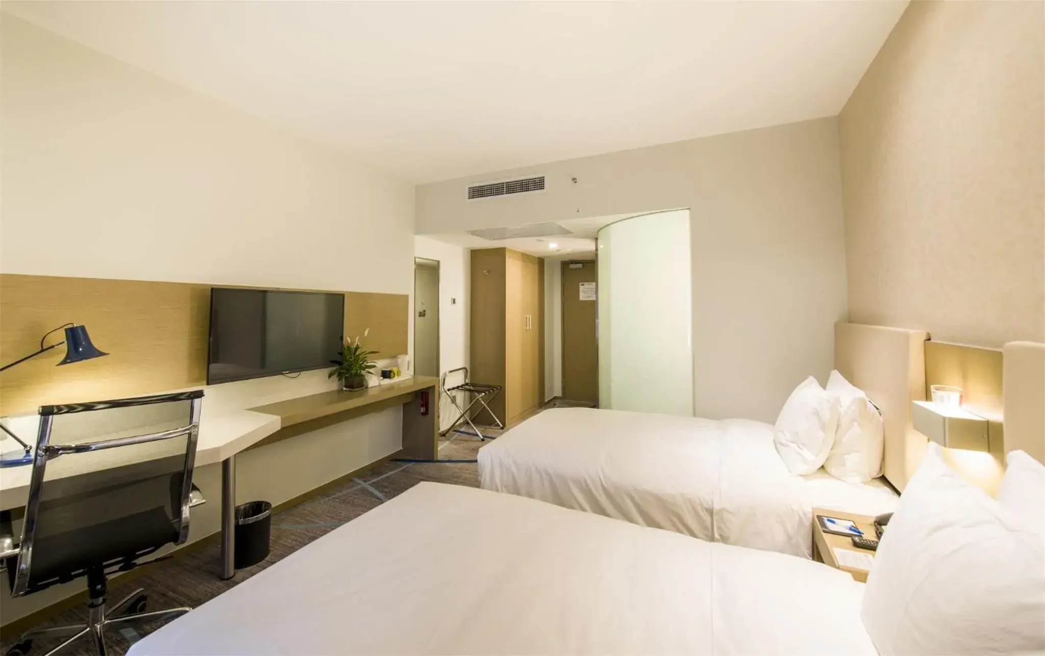 Photo of the whole room, Bed in Holiday Inn Express Chengde Downtown by IHG Photo of the whole room, Bed in Holiday Inn Express Chengde Downtown by IHG