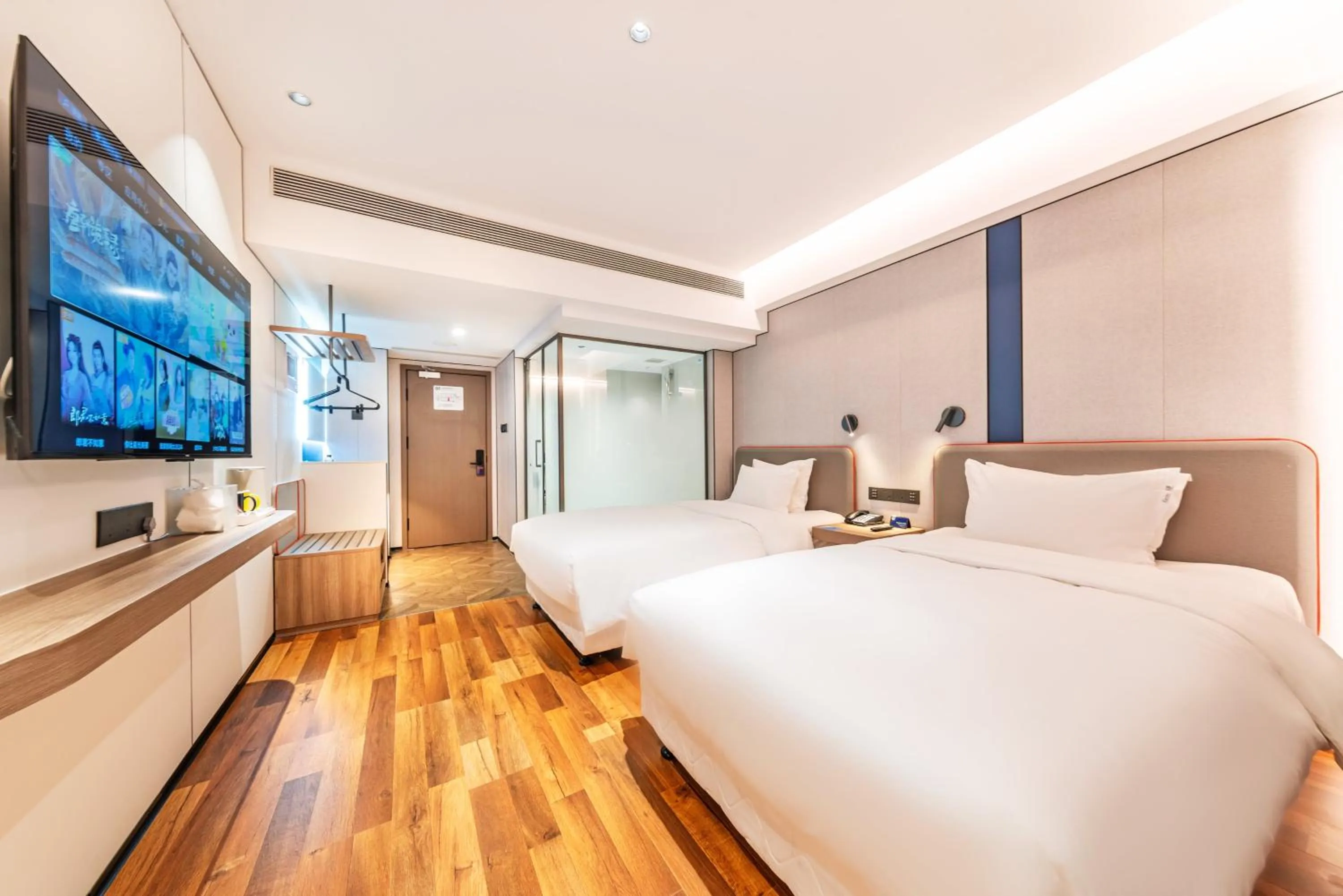 Photo of the whole room, Bed in Holiday Inn Express Chengde Downtown by IHG